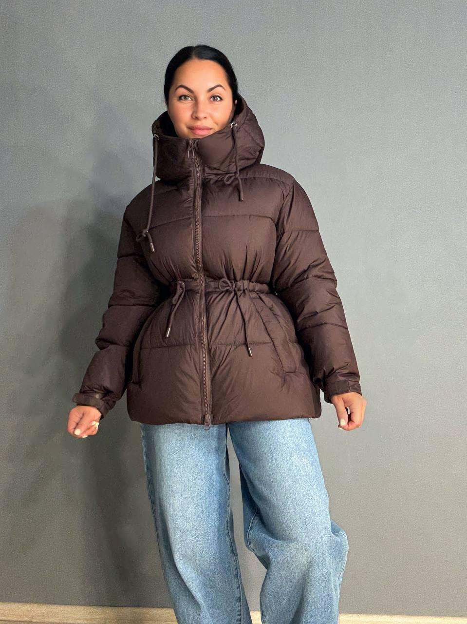 Куртка жіноча A-N 9020-1 подовжена з капюшоном і затяжкою талії р. 46 Коричневий Куртка жіноча A-N 9020-1 подовжена з капюшоном і затяжкою талії р. 46 Коричневий