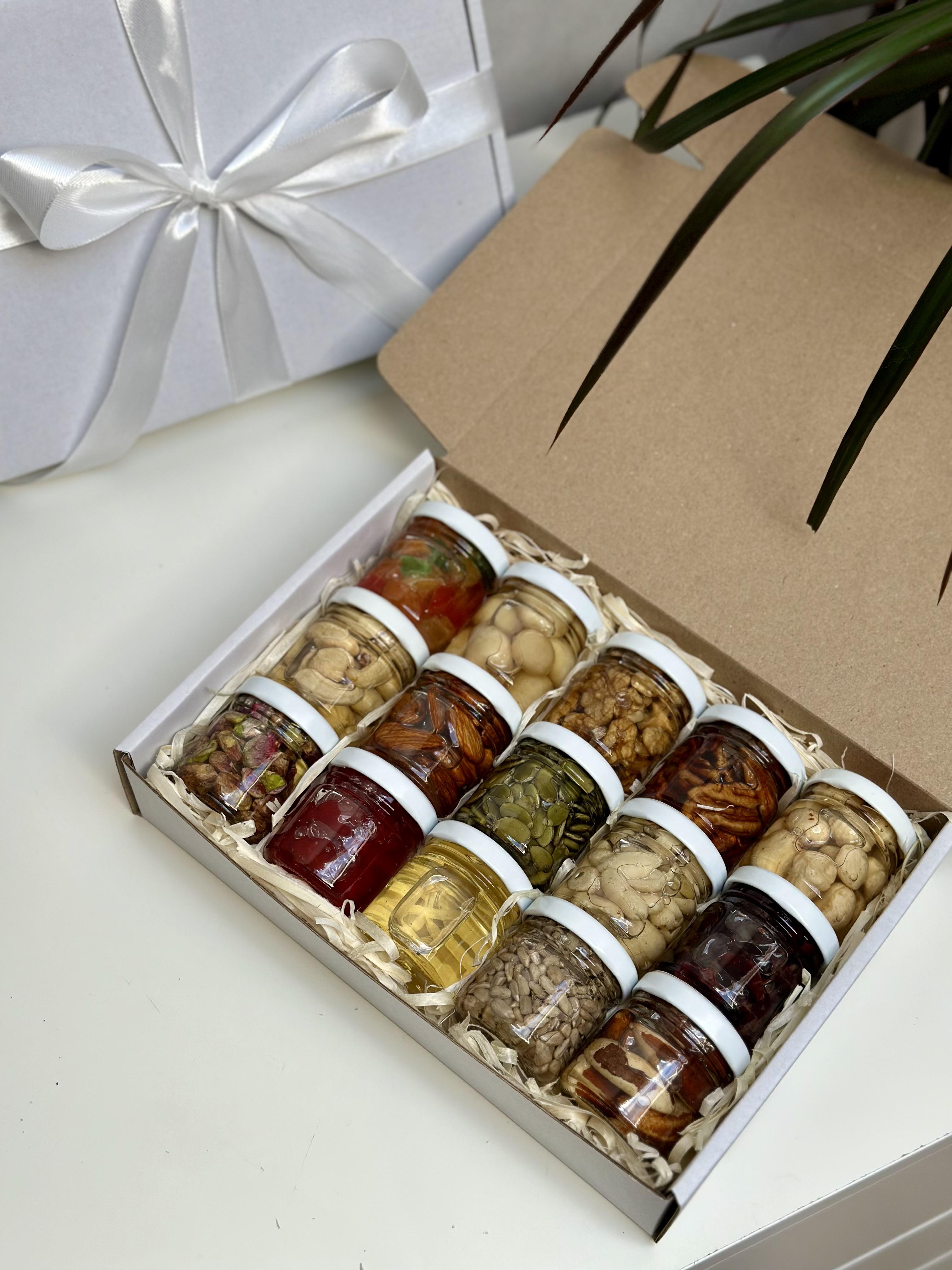 Подарунковий набір у коробці горішки в меді акації 15 баночок по 50 г Білий