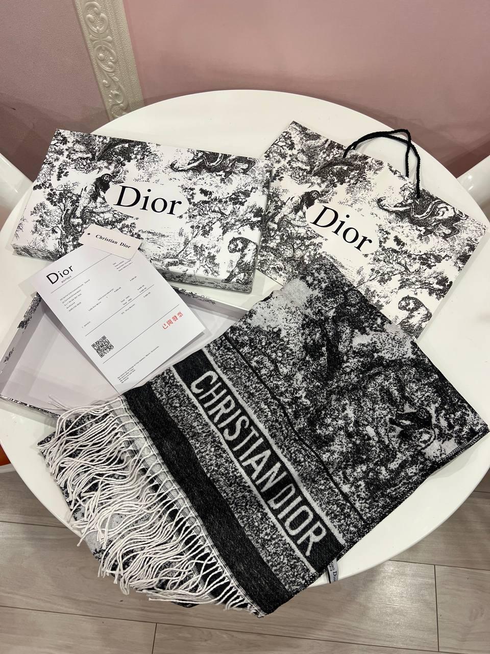 Женский палантин Dior Toile de Jouy в подарочном комплекте 63х180 см Черный-белый Женский палантин Dior Toile de Jouy в подарочном комплекте 63х180 см Черный-белый