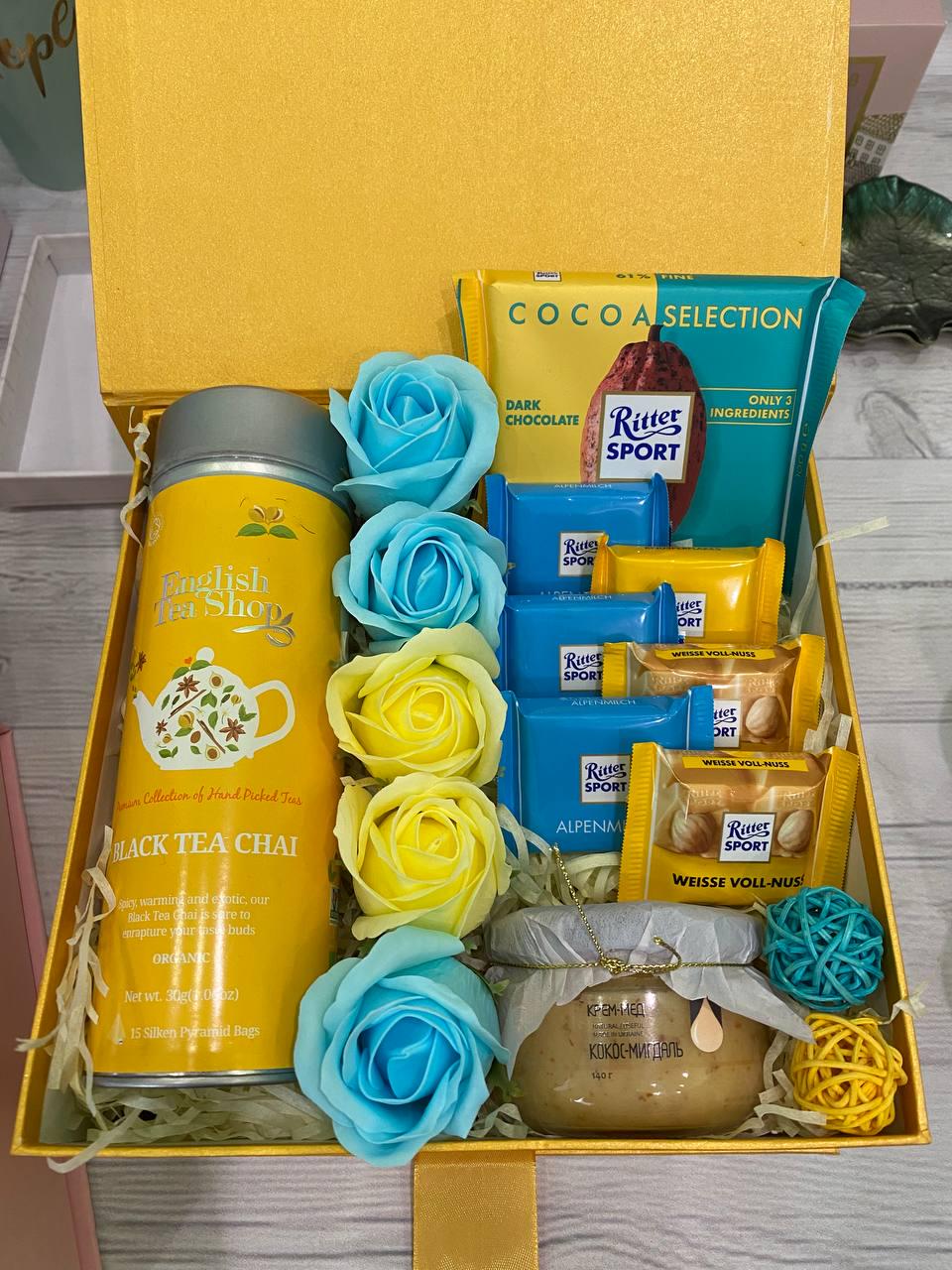 Подарунковий набір солодощів Blue and Yellow