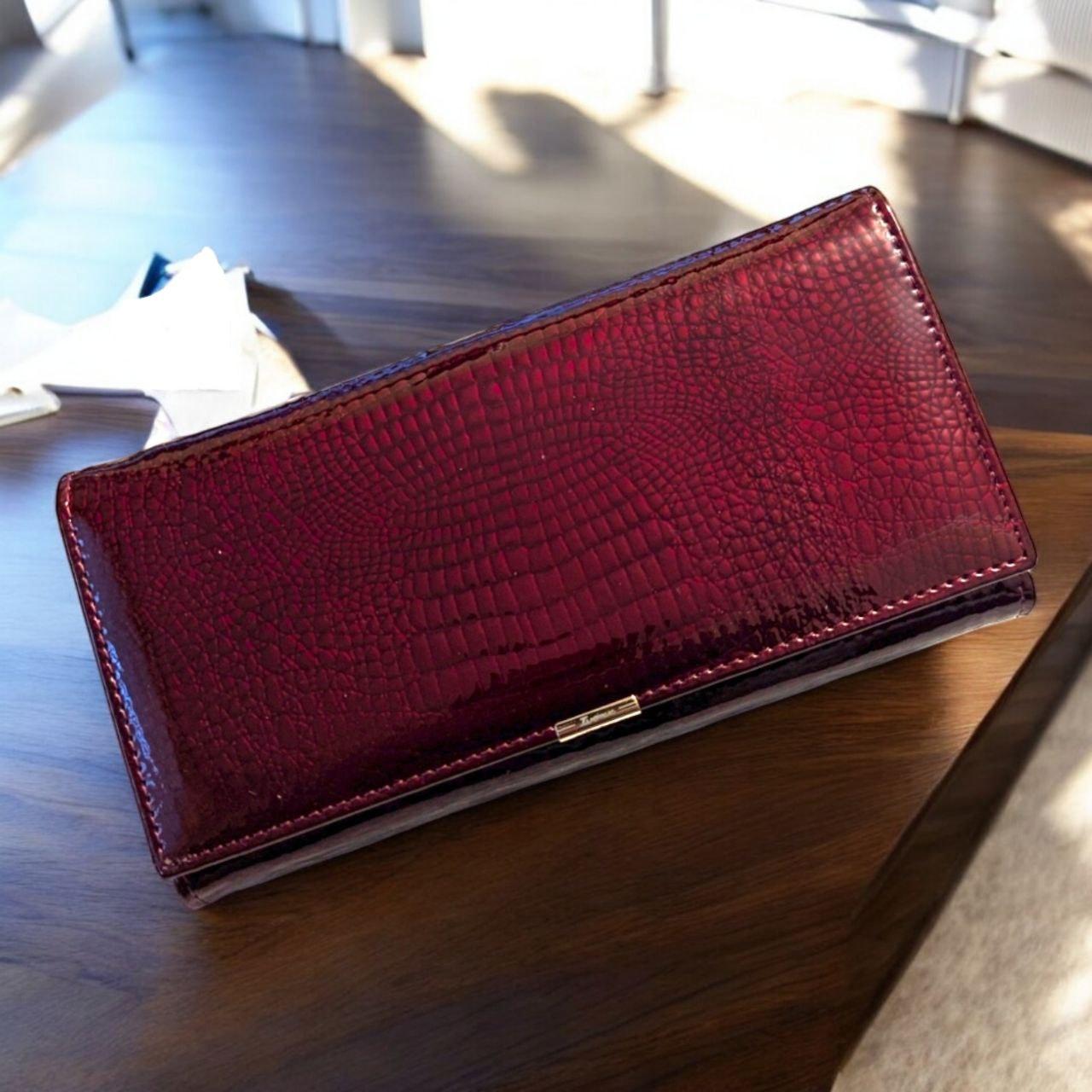 Гаманець жіночий шкіряний лаковий на магніті під крокодила із клямкою для монет Ivorx 19х9,5 см Бордовий (M407-zs008) Гаманець жіночий шкіряний лаковий на магніті під крокодила із клямкою для монет Ivorx 19х9,5 см Бордовий (M407-zs008)