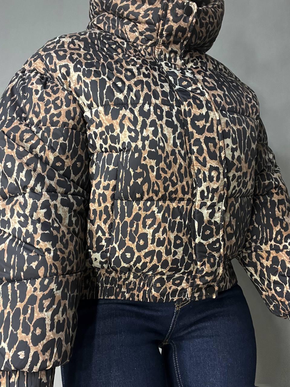 Куртка женская Lady Yep 9006 короткая с капюшоном леопардовый принт на резинке демисезонная р. 46 Темно-коричневый (3283) - фото 5 Куртка женская Lady Yep 9006 короткая с капюшоном леопардовый принт на резинке демисезонная р. 46 Темно-коричневый (3283) - фото 5