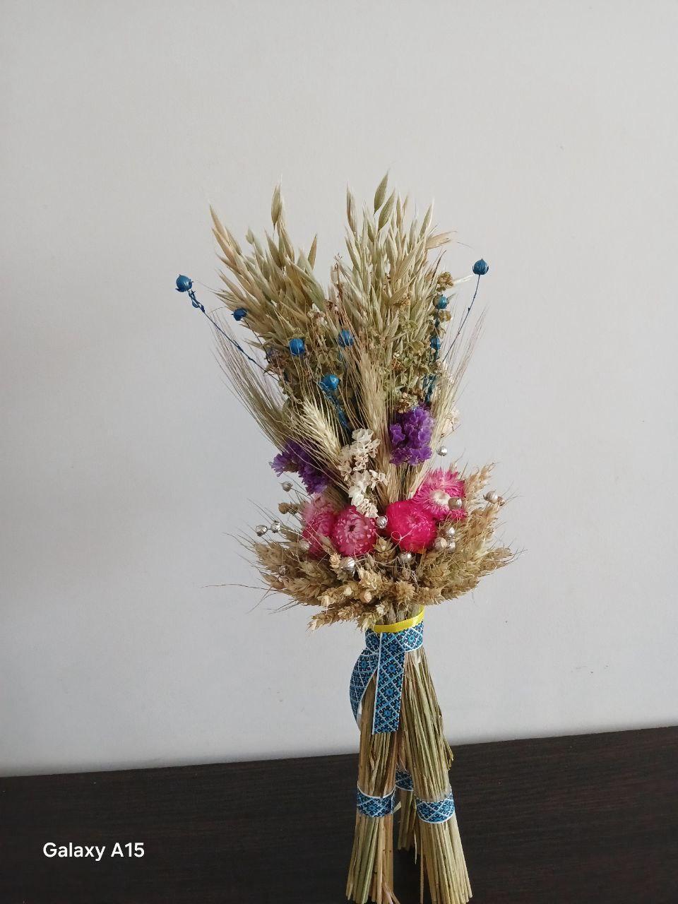 Дидух рождественский из колосья пшеницы/льна и овса на трех ножках 35-40 см с лентой вышиванкой Синий (2822707209) - фото 2 Дидух рождественский из колосья пшеницы/льна и овса на трех ножках 35-40 см с лентой вышиванкой Синий (2822707209) - фото 2