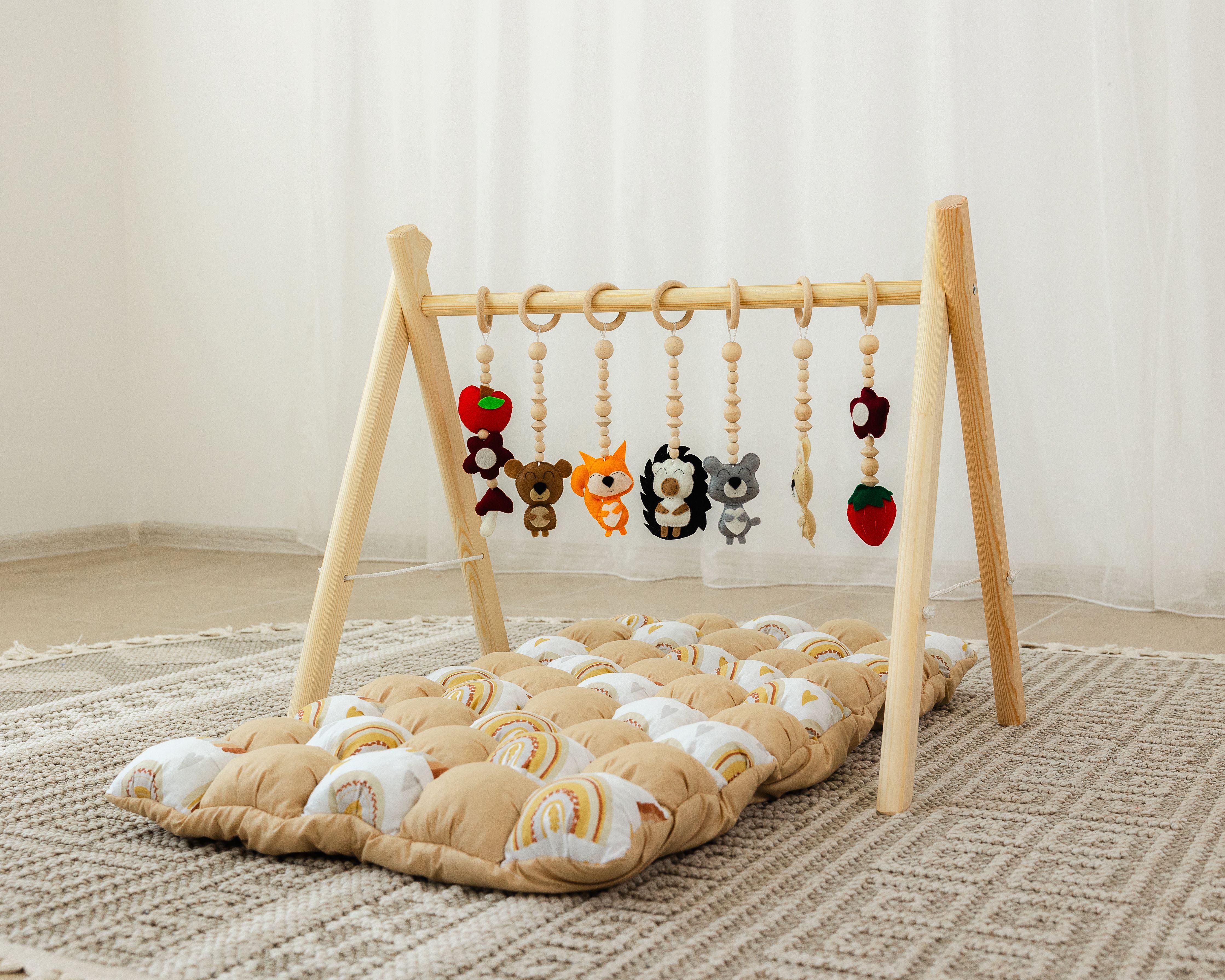 Мобиль деревянный напольный Монтессори Лесные зверьки с матрасиком Rainbow (0002299)