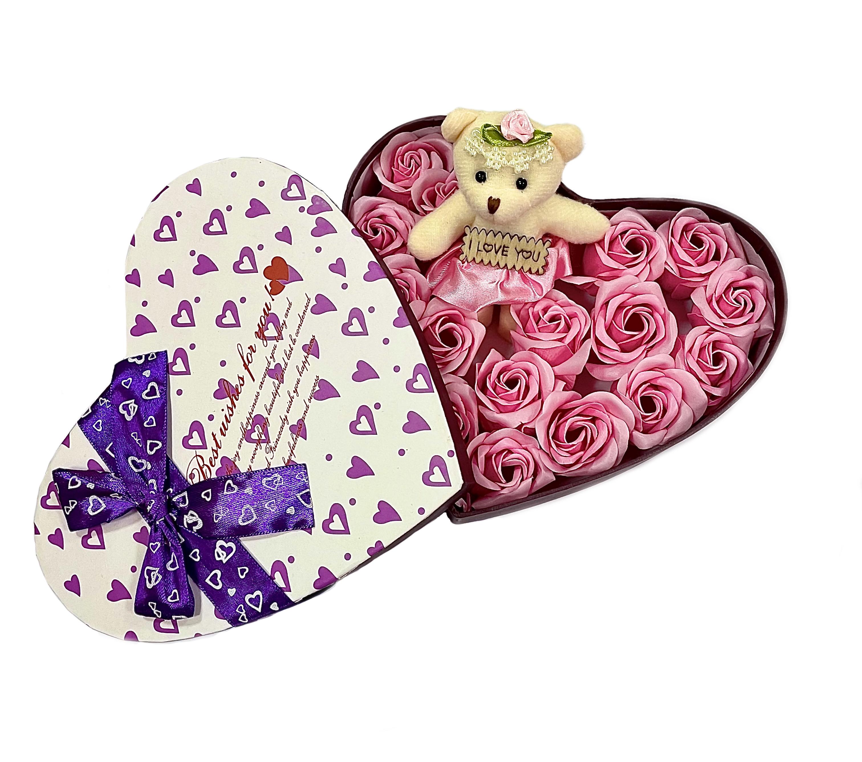 Подарочный набор в форме сердца с мишкой и розовыми розами из мыла