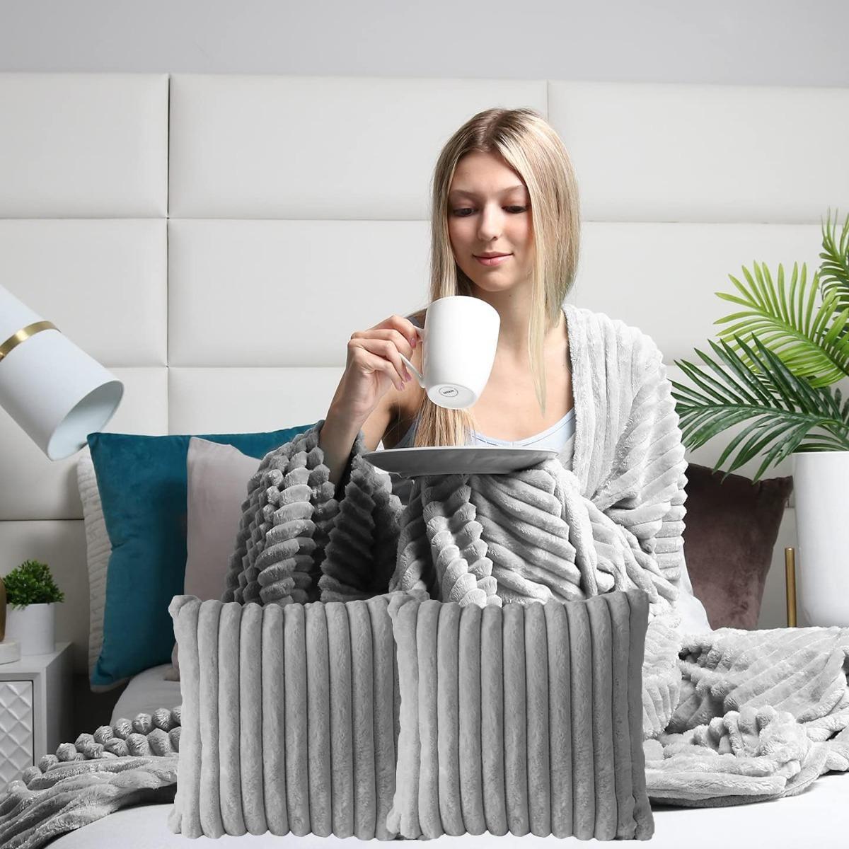 Набор плед с двумя подушками Koloco Королевский шарпей двуспальный Серый (40860) - фото 2 Набор плед с двумя подушками Koloco Королевский шарпей двуспальный Серый (40860) - фото 2