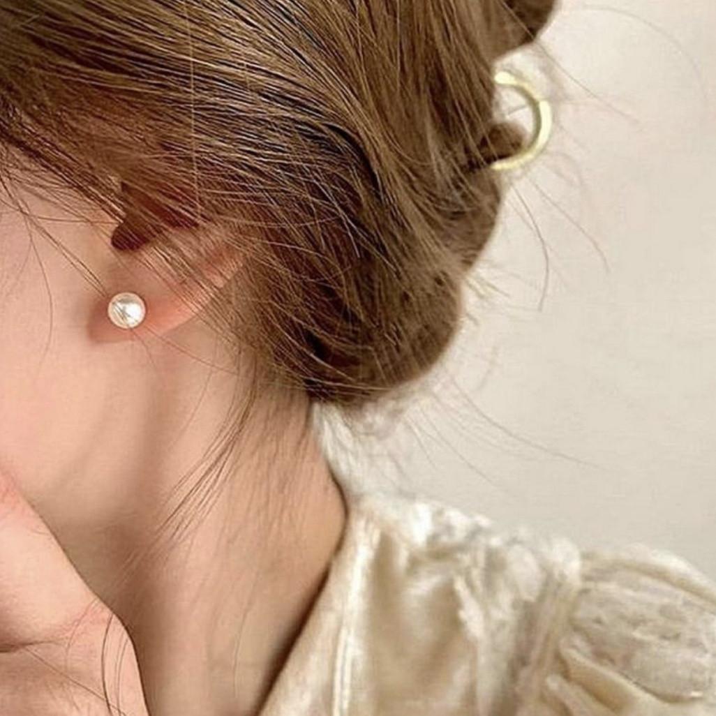 Серьги гвоздики на закрутках с белыми жемчужинами 6 мм серебро 925 пробы родированное 2,04 г (070жзак)