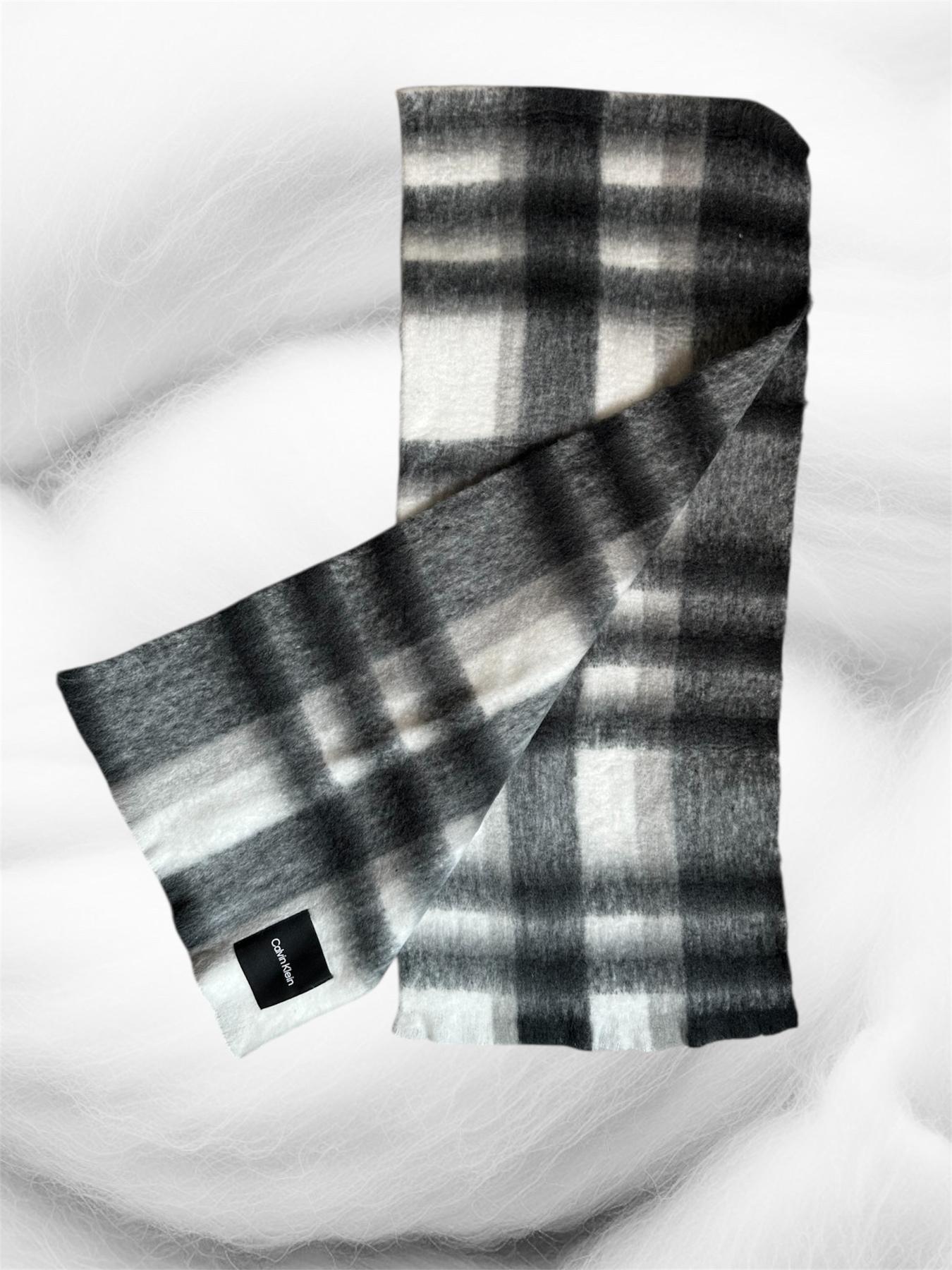 Шарф Calvin Klein 190х40 см Серо-черный