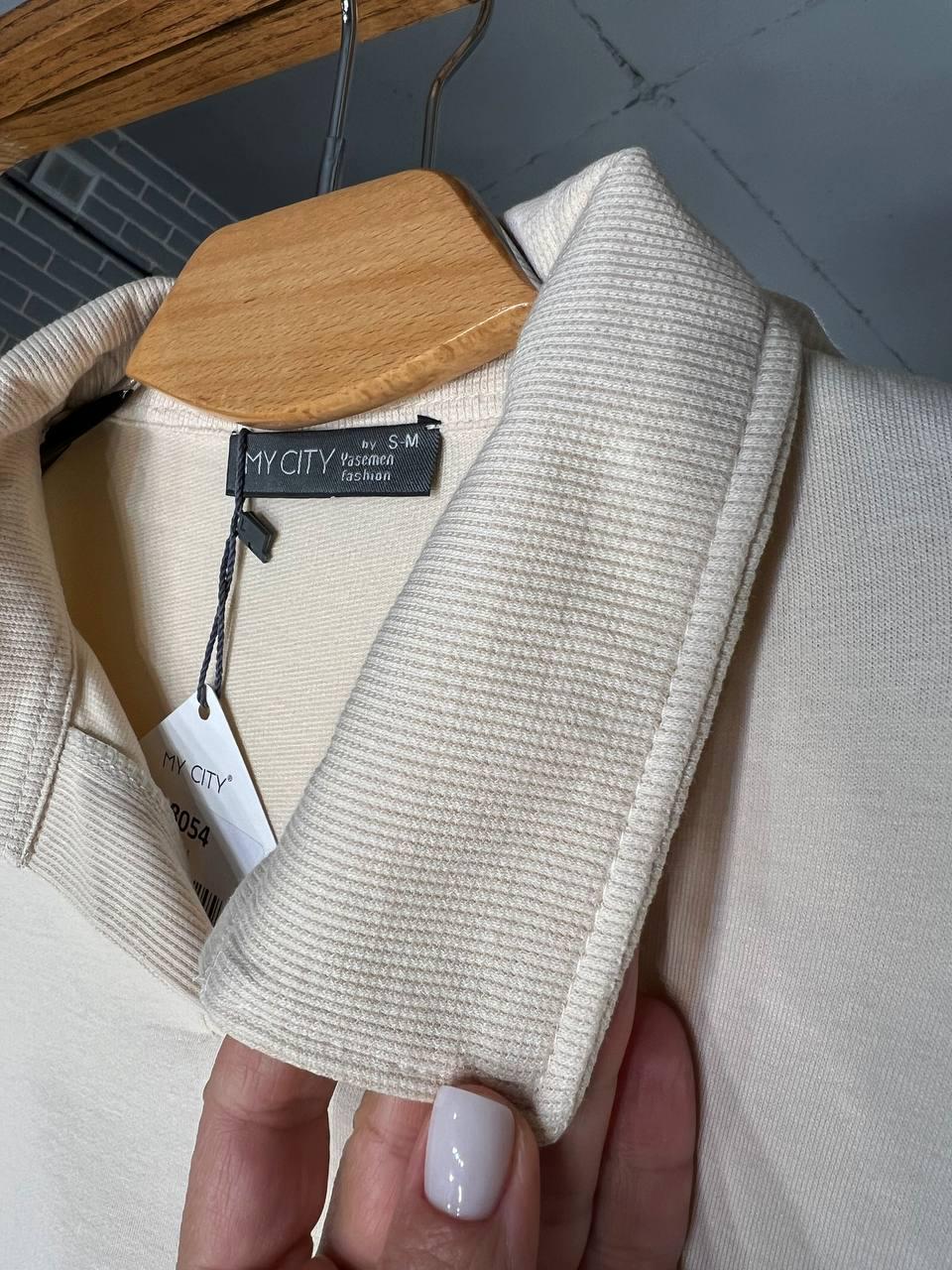 Свитшот женский MY CITY 8054 удлиненный с воротничком разрезы по бокам оверсайз р. 48 Молочный (3304) - фото 2 Свитшот женский MY CITY 8054 удлиненный с воротничком разрезы по бокам оверсайз р. 48 Молочный (3304) - фото 2