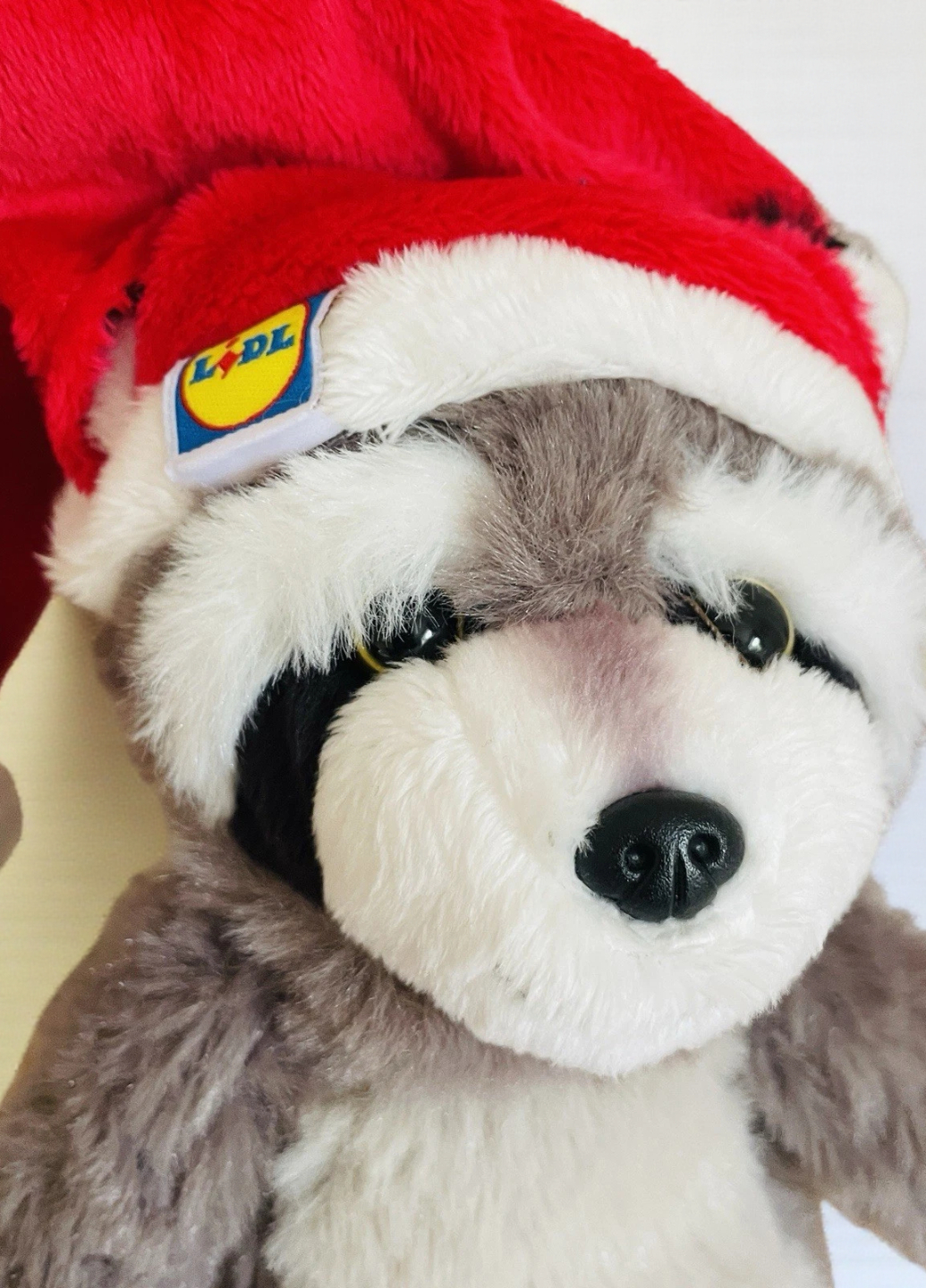 Мягкая игрушка Lidl Plush Soft Енот в новогодней шапке 20 см Коричневый (7973) - фото 4 Мягкая игрушка Lidl Plush Soft Енот в новогодней шапке 20 см Коричневый (7973) - фото 4