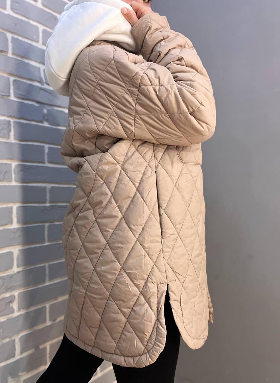 Куртка женская HAIZIYUAN 1870 длинная рубашка наложенные карманы на кнопках трикотажный капюшон M Бежевый (1450) - фото 2 Куртка женская HAIZIYUAN 1870 длинная рубашка наложенные карманы на кнопках трикотажный капюшон M Бежевый (1450) - фото 2