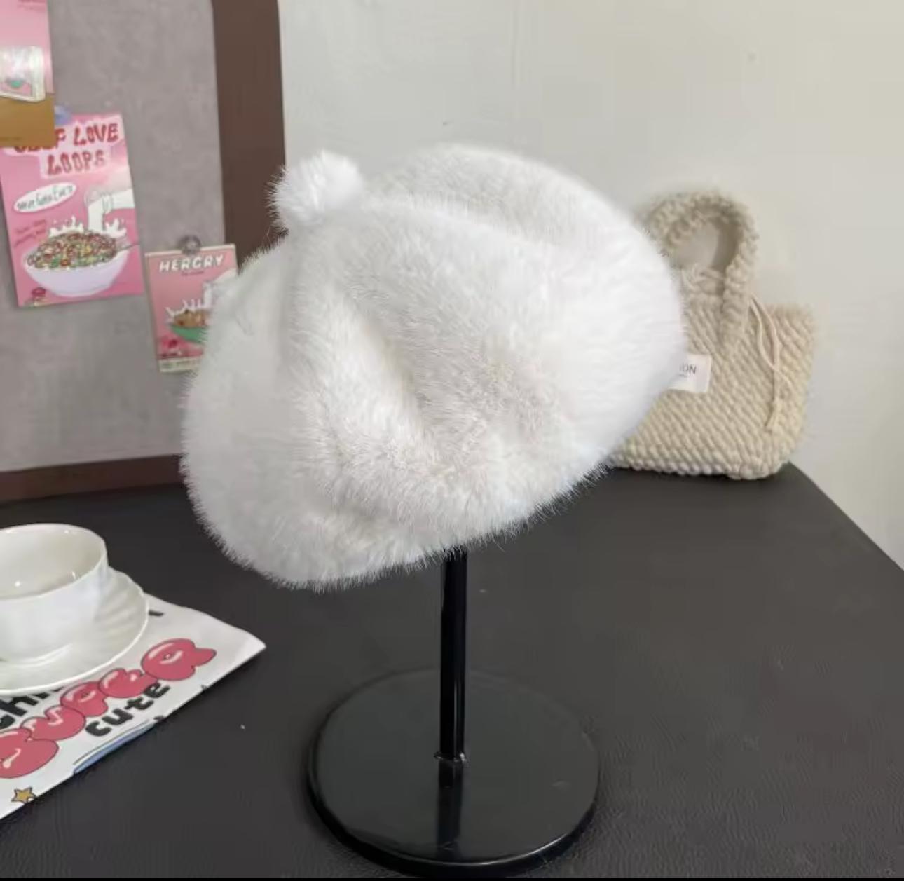 Берет женский зимний из эко-меха мягкий Белый
