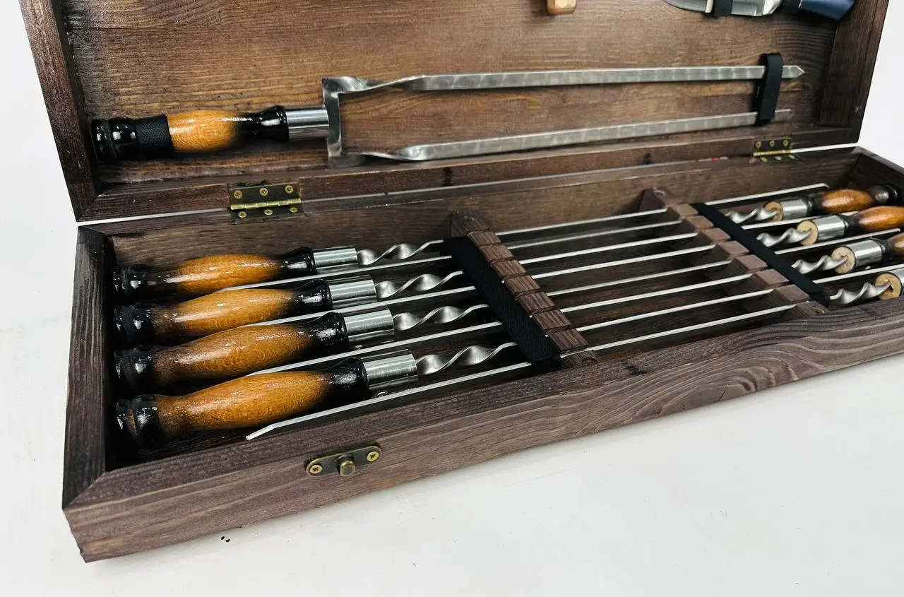 Набір шампурів у кейсі Патріот середній дерев'яний з нержавіючої сталі (2-10-KS-7607) - фото 5 Набір шампурів у кейсі Патріот середній дерев'яний з нержавіючої сталі (2-10-KS-7607) - фото 5