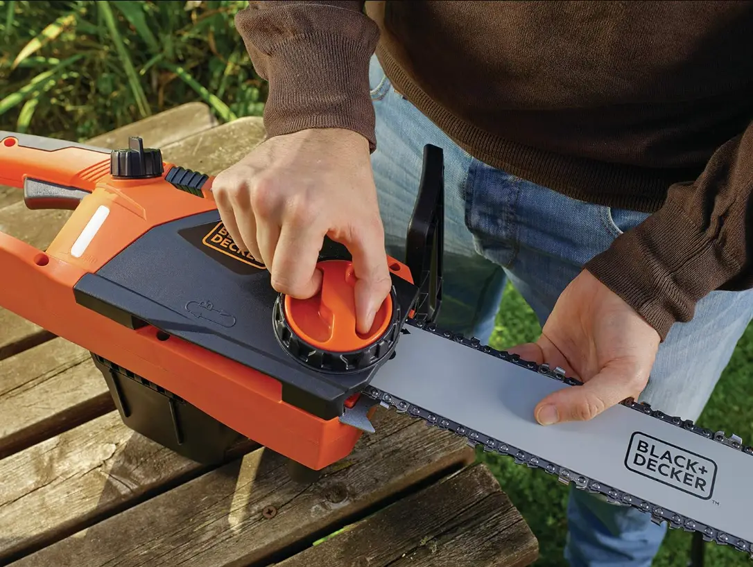 Электрическая цепная пила Black+Decker 1,8 кВт 40 см безключевая натяжка цепи (CS1840) - фото 5 Электрическая цепная пила Black+Decker 1,8 кВт 40 см безключевая натяжка цепи (CS1840) - фото 5