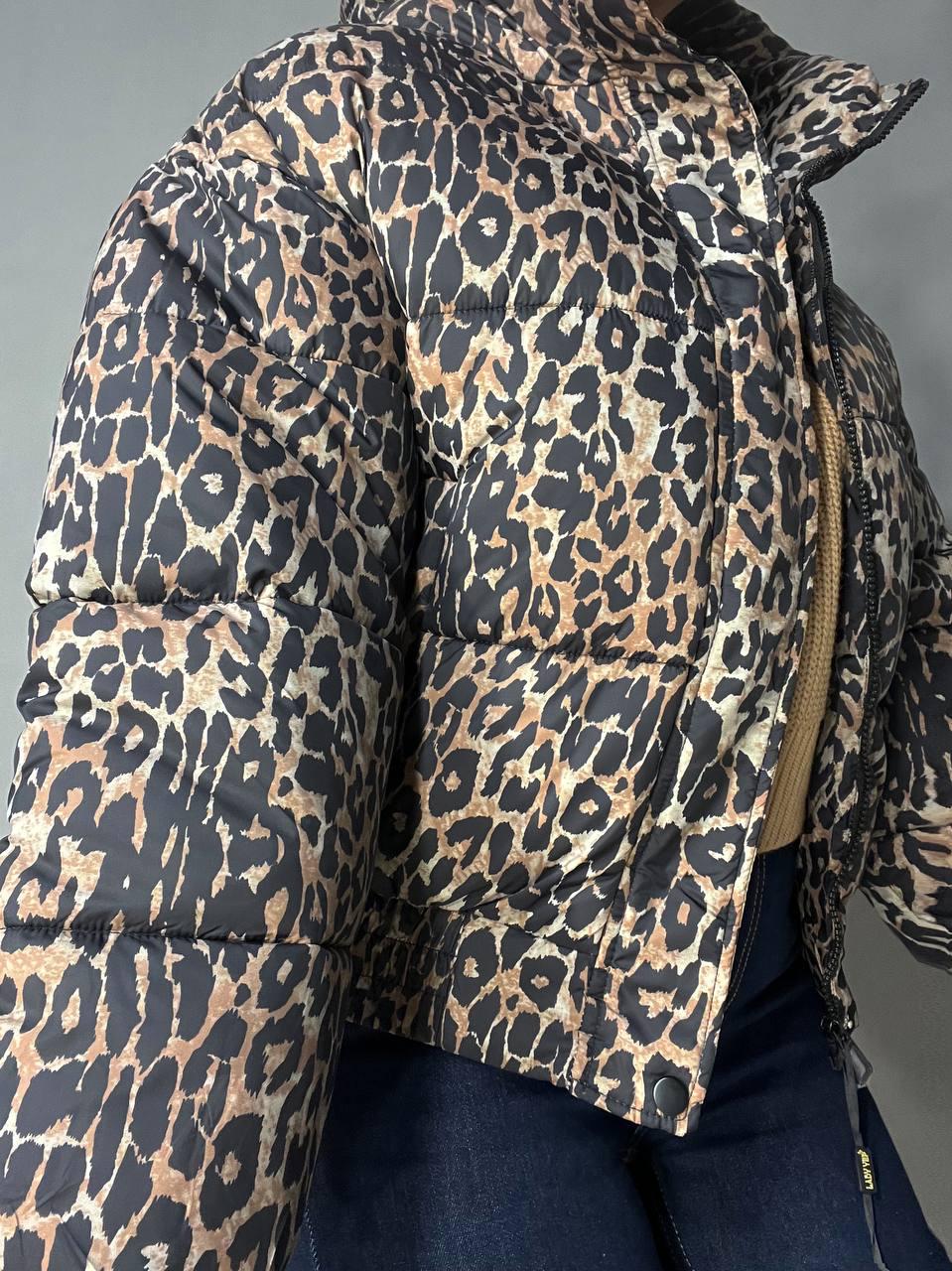 Куртка женская Lady Yep 9006 короткая с капюшоном леопардовый принт на резинке демисезонная р. 46 Темно-коричневый (3283) - фото 2 Куртка женская Lady Yep 9006 короткая с капюшоном леопардовый принт на резинке демисезонная р. 46 Темно-коричневый (3283) - фото 2