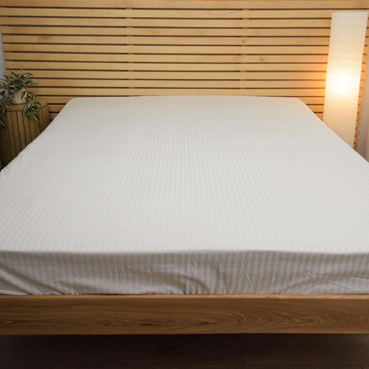 Простынь на резинке полутороспальная страйп-сатин хлопок 125 г/м2 140х200х35 см Белый (chn-pnr-140-35-white) Простынь на резинке полутороспальная страйп-сатин хлопок 125 г/м2 140х200х35 см Белый (chn-pnr-140-35-white)