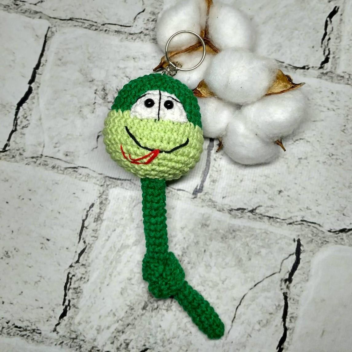 Брелок вязаный ручной работы амигуруми Змея символ года 15х5 см Зеленый (202-57-1)
