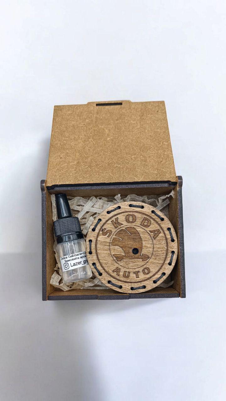 Ароматизатор в дифлектор для авто Skoda Auto из войлока и аромапарфюм 5 мл (77) - фото 4