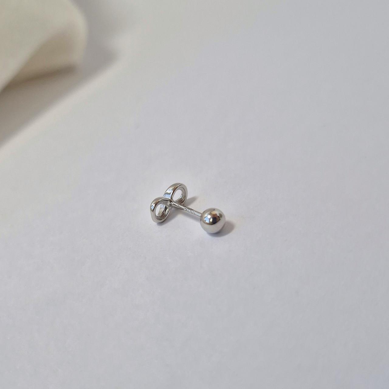 Серьга пирсинг без камней штанга Бесконечность серебро 925 пробы родированное 0,62 г (6522р)