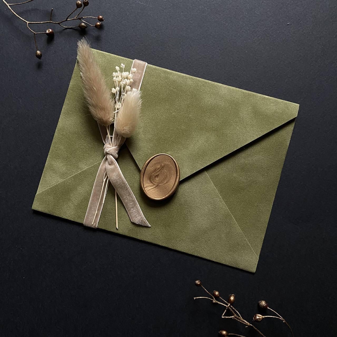Конверт оксамитовий з підкладкою 15х11 см на магнітній застібці з печаткою та декором Оливковий (2506549310)