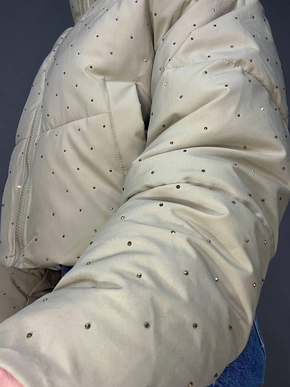 Куртка жіноча Haiziyuan 7165 укорочена пуффер з розсипом камінців демісезонна без капюшона оверсайз L Бежевий (3312) - фото 7 Куртка жіноча Haiziyuan 7165 укорочена пуффер з розсипом камінців демісезонна без капюшона оверсайз L Бежевий (3312) - фото 7