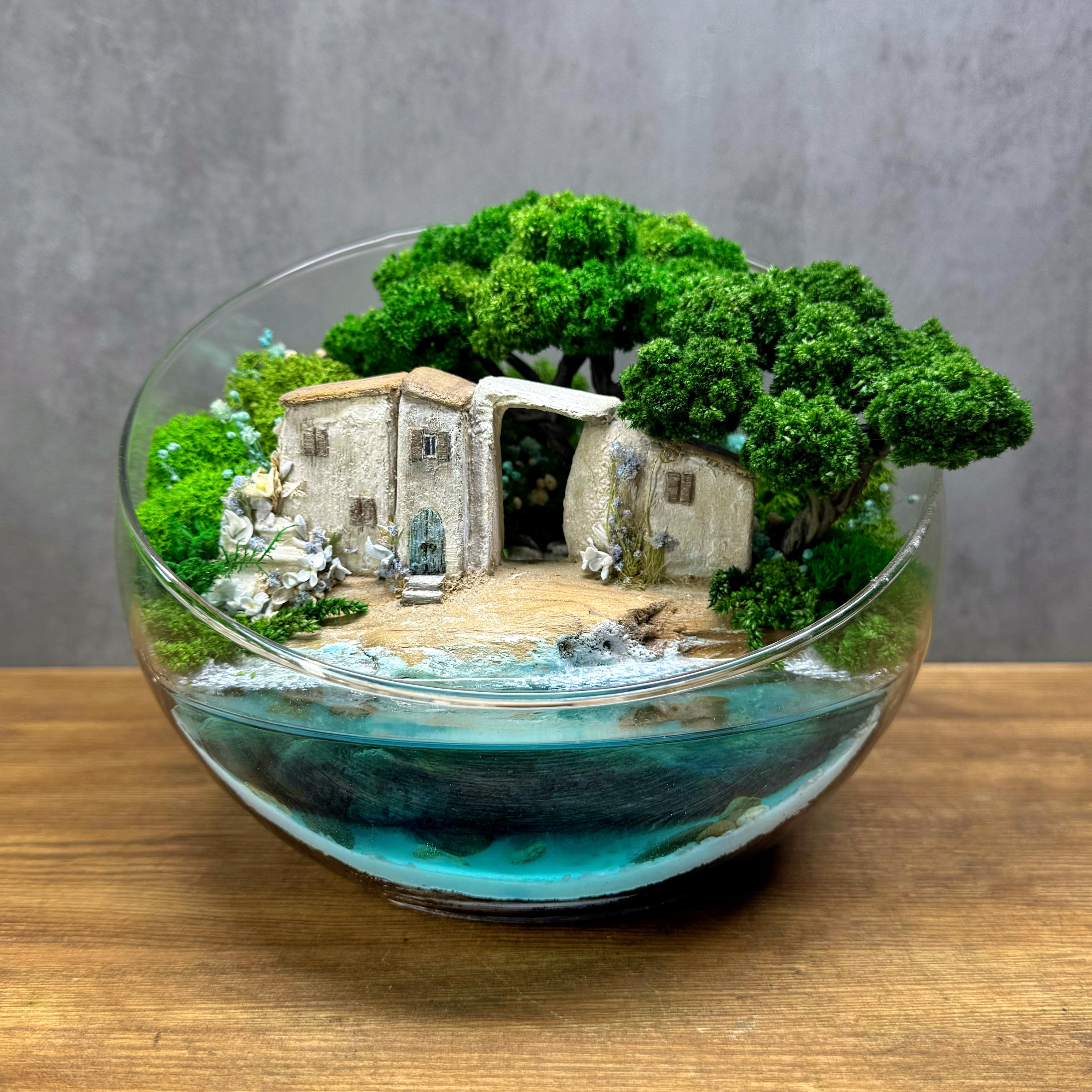Флорариум из стабилизированного мха с авторским домиком 16 см