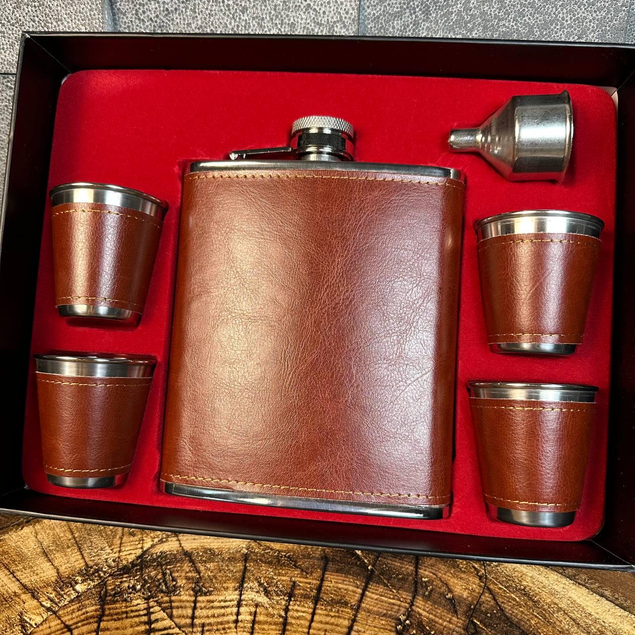 Набір фляга для алкоголю та 4 чарки в оздобленні екошкірою у подарунковій коробці (61011) - фото 3 Набір фляга для алкоголю та 4 чарки в оздобленні екошкірою у подарунковій коробці (61011) - фото 3