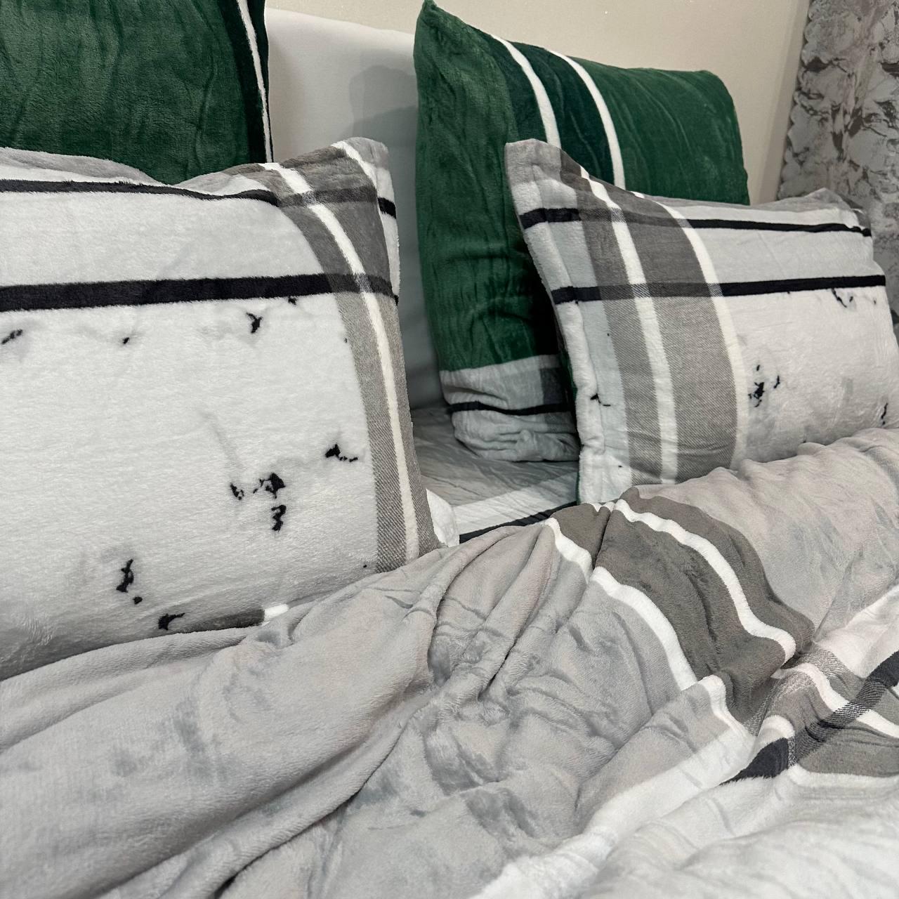 Комплект постельного белья велюровый с рисунком с 4 наволочками евро 200x230 см Серо-зеленый (29225207) - фото 2