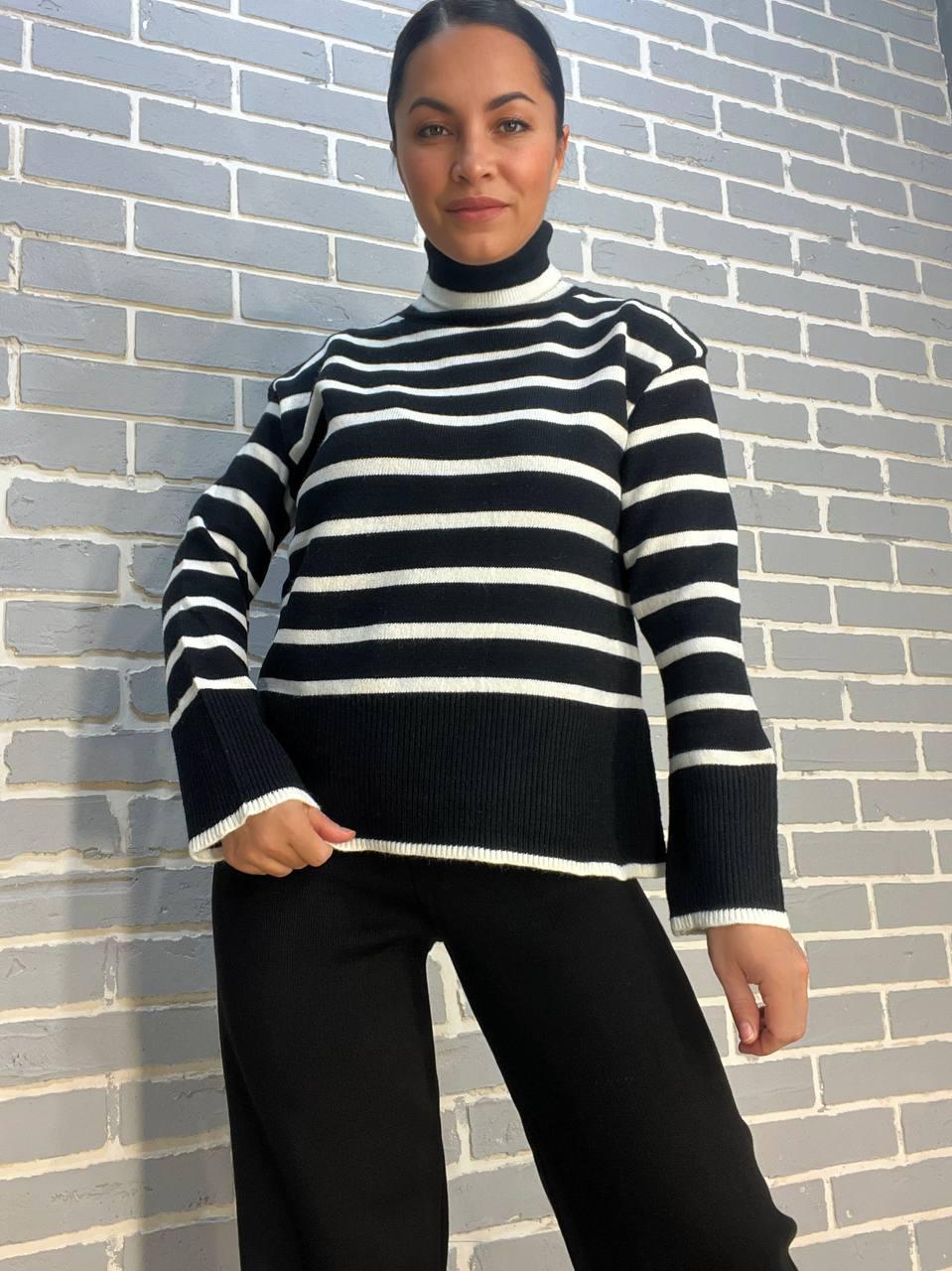 Светр жіночий A-N 263 високе горло смуга розрізи вільний OS Чорний (3147) - фото 6 Светр жіночий A-N 263 високе горло смуга розрізи вільний OS Чорний (3147) - фото 6