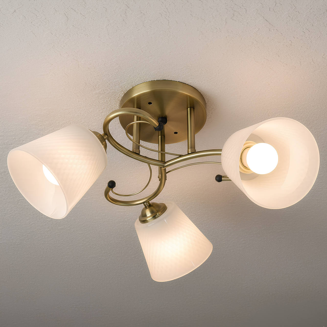 Люстра Valeso на три матовых плафона под лампу Е27 Бронзовый (7051C/3) Люстра Valeso на три матовых плафона под лампу Е27 Бронзовый (7051C/3)