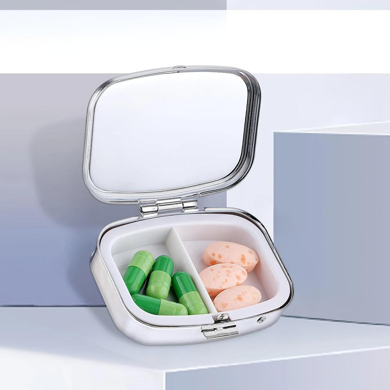 Таблетница Пожилая пара металлическая на два отделения 5,5х4х1,5 см Разноцветный (D-0104) - фото 5 Таблетница Пожилая пара металлическая на два отделения 5,5х4х1,5 см Разноцветный (D-0104) - фото 5