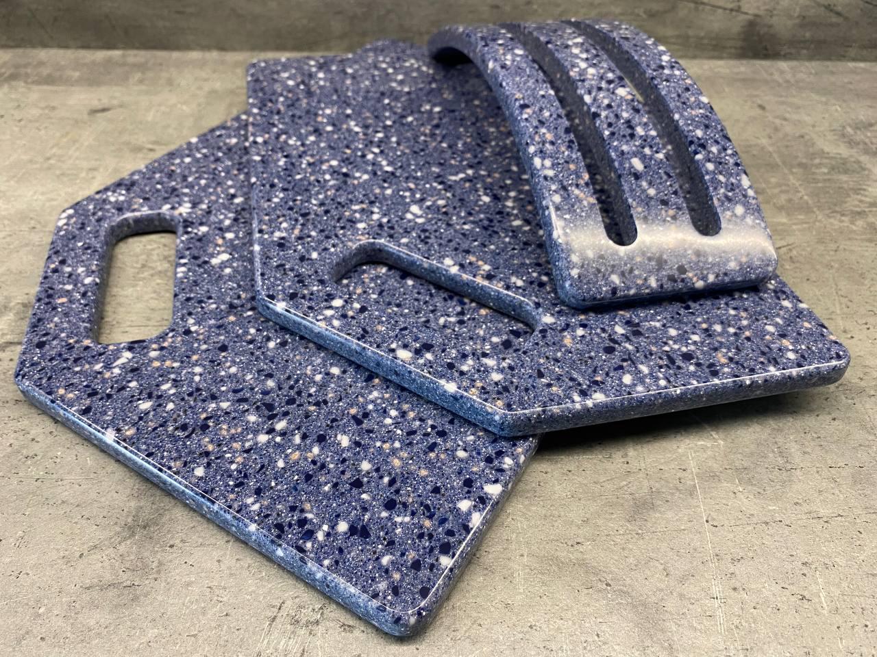 Набір дощок кухонних Pebble Blue із штучного каменю на підставці 2 шт. (228) - фото 2 Набір дощок кухонних Pebble Blue із штучного каменю на підставці 2 шт. (228) - фото 2