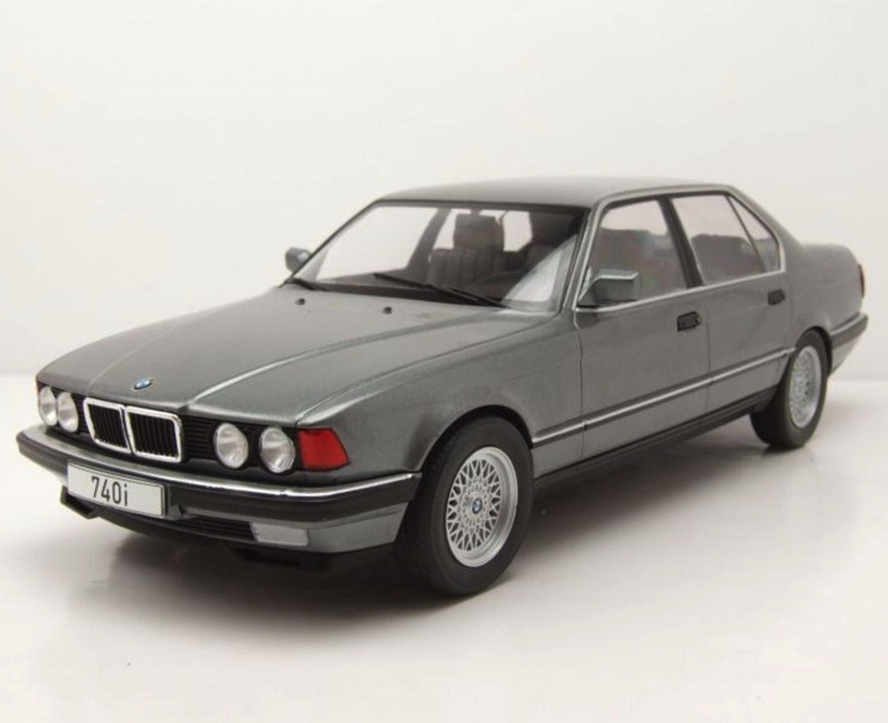 Модель автомобиля MCG 1:18 BMW 740i E32 Metallic Grey (MCG18161)