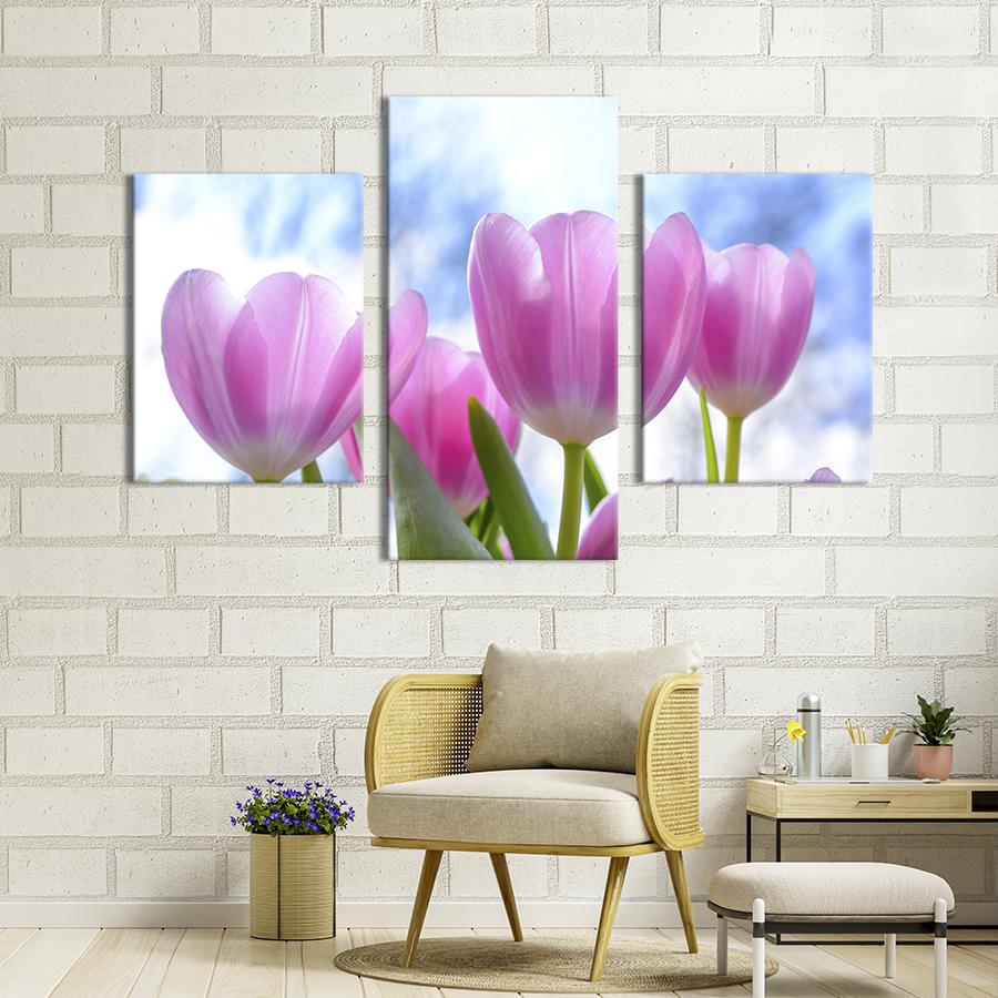 Картина на холсте триптих Тюльпаны на фоне ясного неба 96x60 см (900-32)