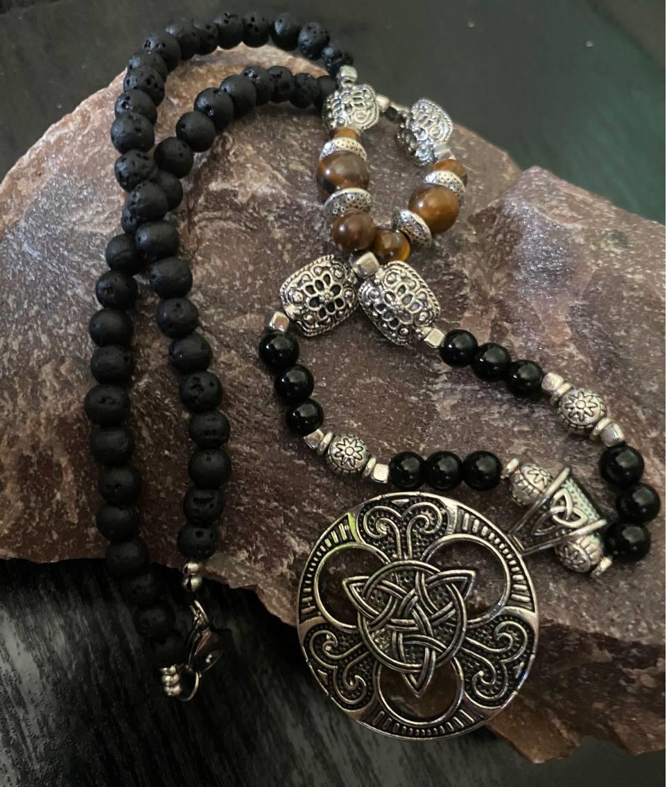 Колье из натурального камня оникс тигровый глаз вулканическая лава и двусторонним кулоном оберег кельтский узел LITAURS (24078) - фото 2