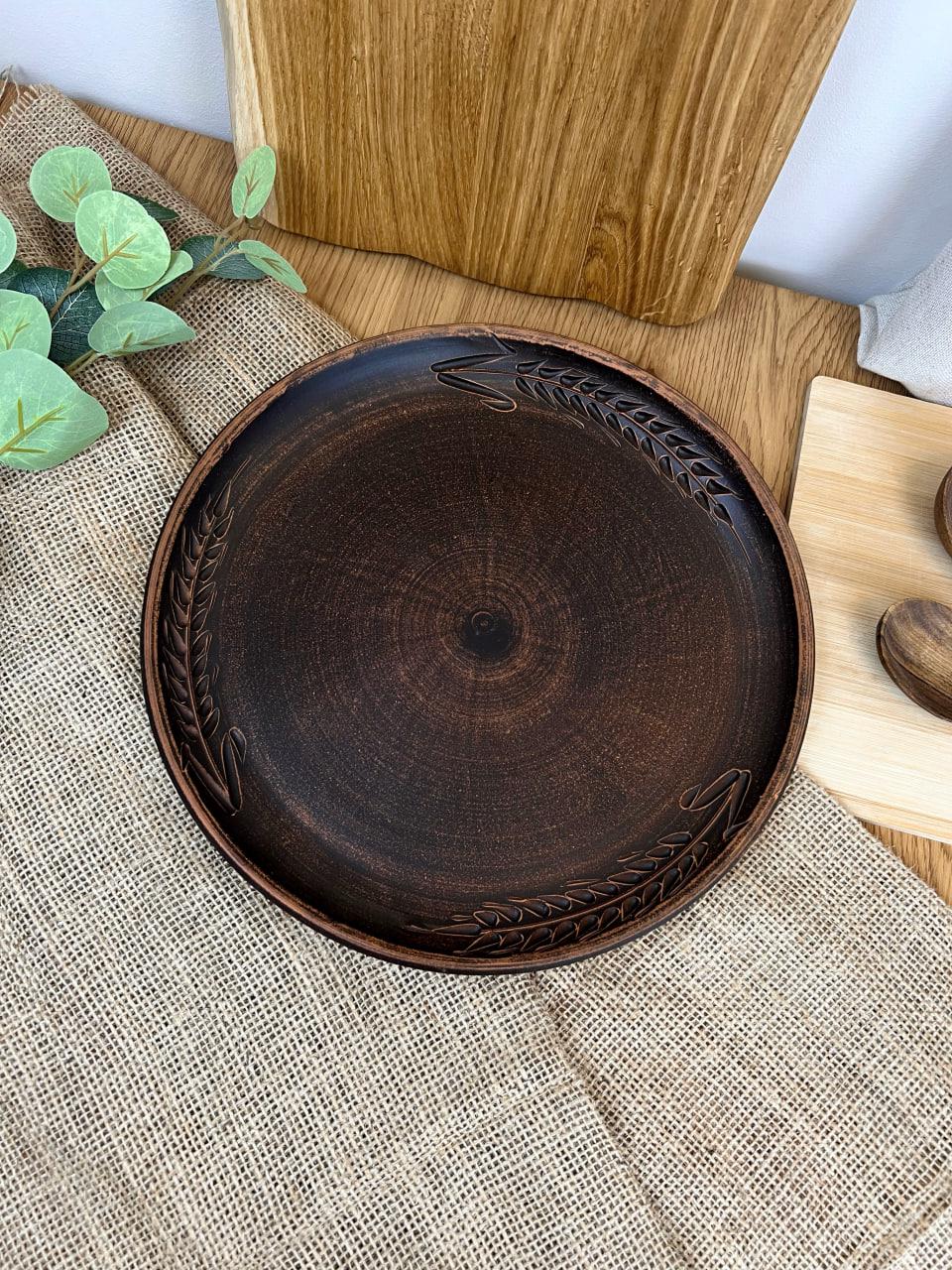 Блюдо для піци керамічне глиняне різьблене колосок 30 см (3002-10) - фото 4 Блюдо для піци керамічне глиняне різьблене колосок 30 см (3002-10) - фото 4