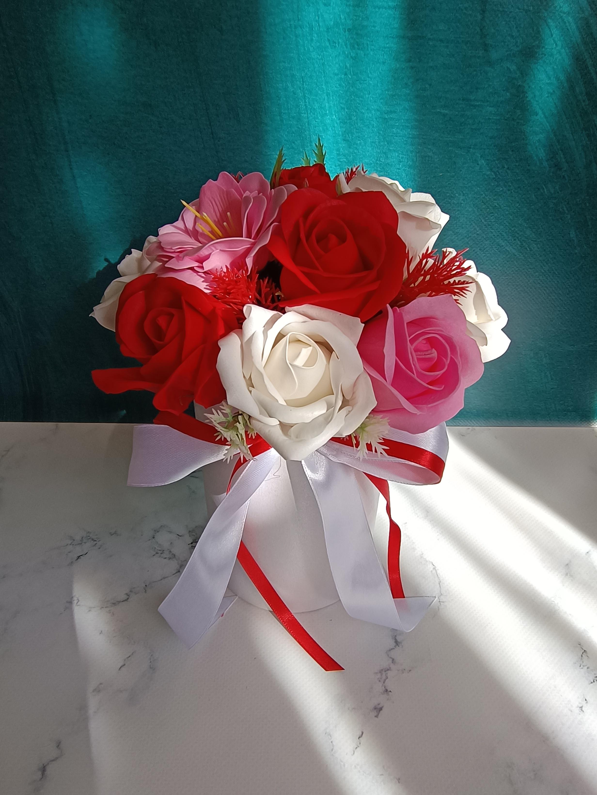 Композиція квітів зі спіненого з мила Троянди 23х18 см Різнокольоровий