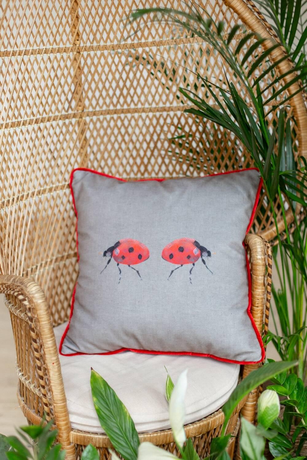 Подушка декоративная Maestro 45x45 см Бежевый/Красный (000084742) Подушка декоративная Maestro 45x45 см Бежевый/Красный (000084742)