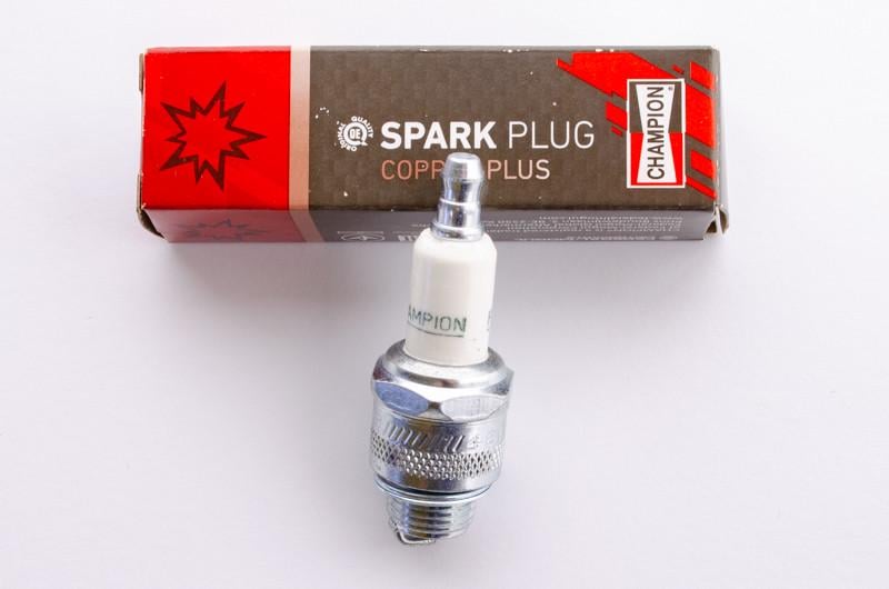 Свеча зажигания Champion короткая юбка для двигателя Briggs&Stratton (4451)