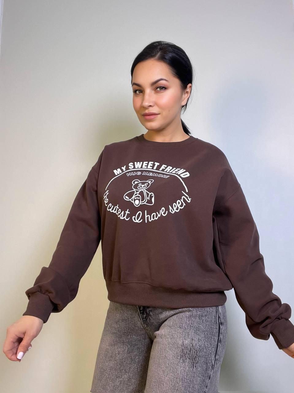 Свитшот женский A-N 25057 с рисунком мишкой впереди средней длины комфорт OS Шоколадный (3341) - фото 5 Свитшот женский A-N 25057 с рисунком мишкой впереди средней длины комфорт OS Шоколадный (3341) - фото 5