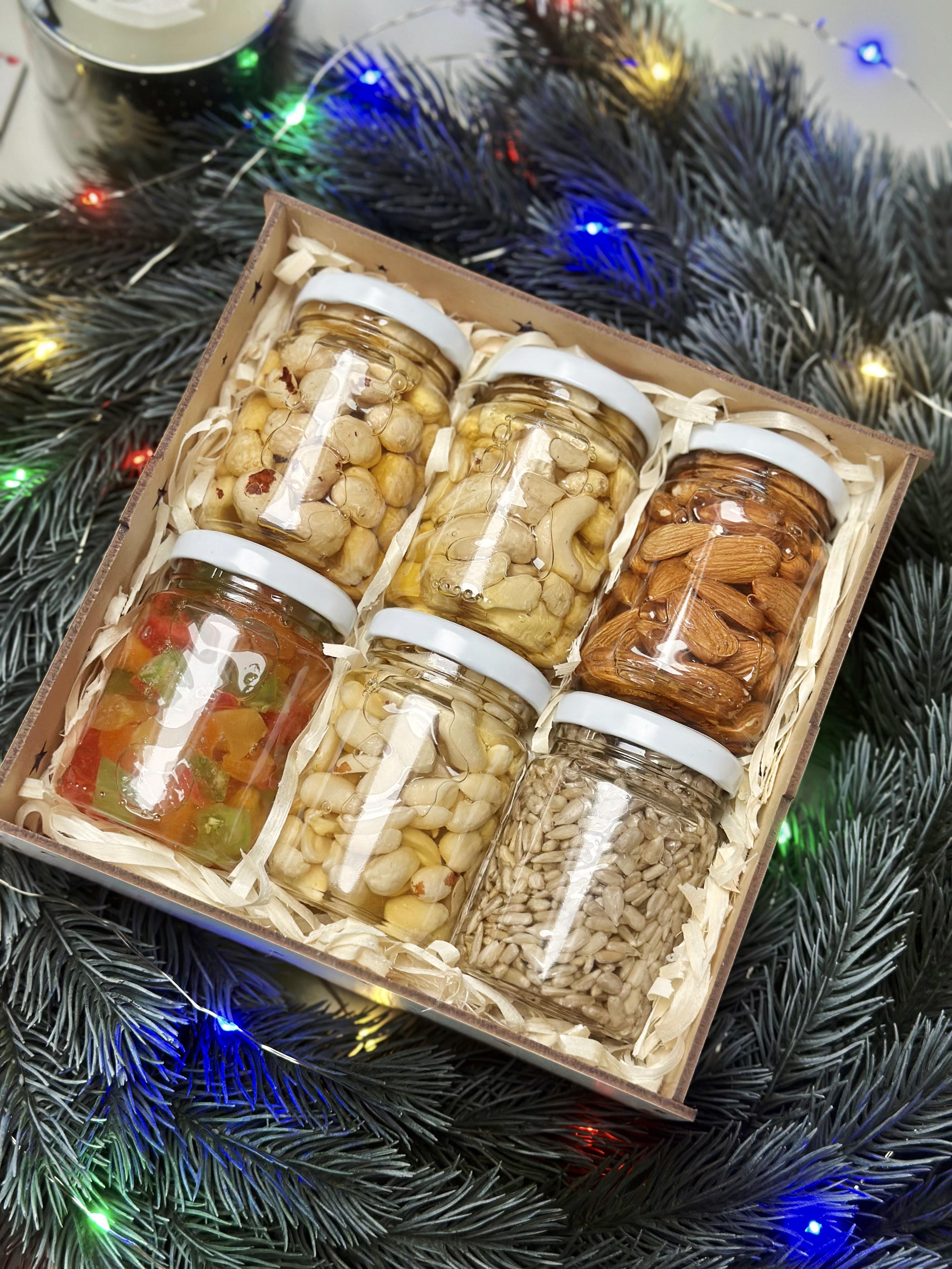 Подарунковий набір у дерев'яній коробочці до Нового року та Різдва горішки в меді акації 6 баночок по 130 г