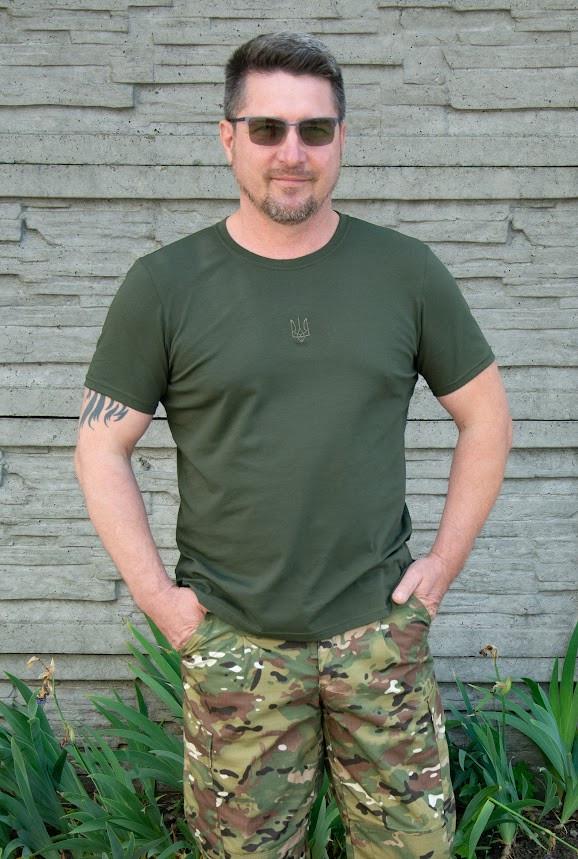 Мужская футболка КІРАСА 423-1 патриотическая с вышивкой в виде герба Украины стрейч-кулир М