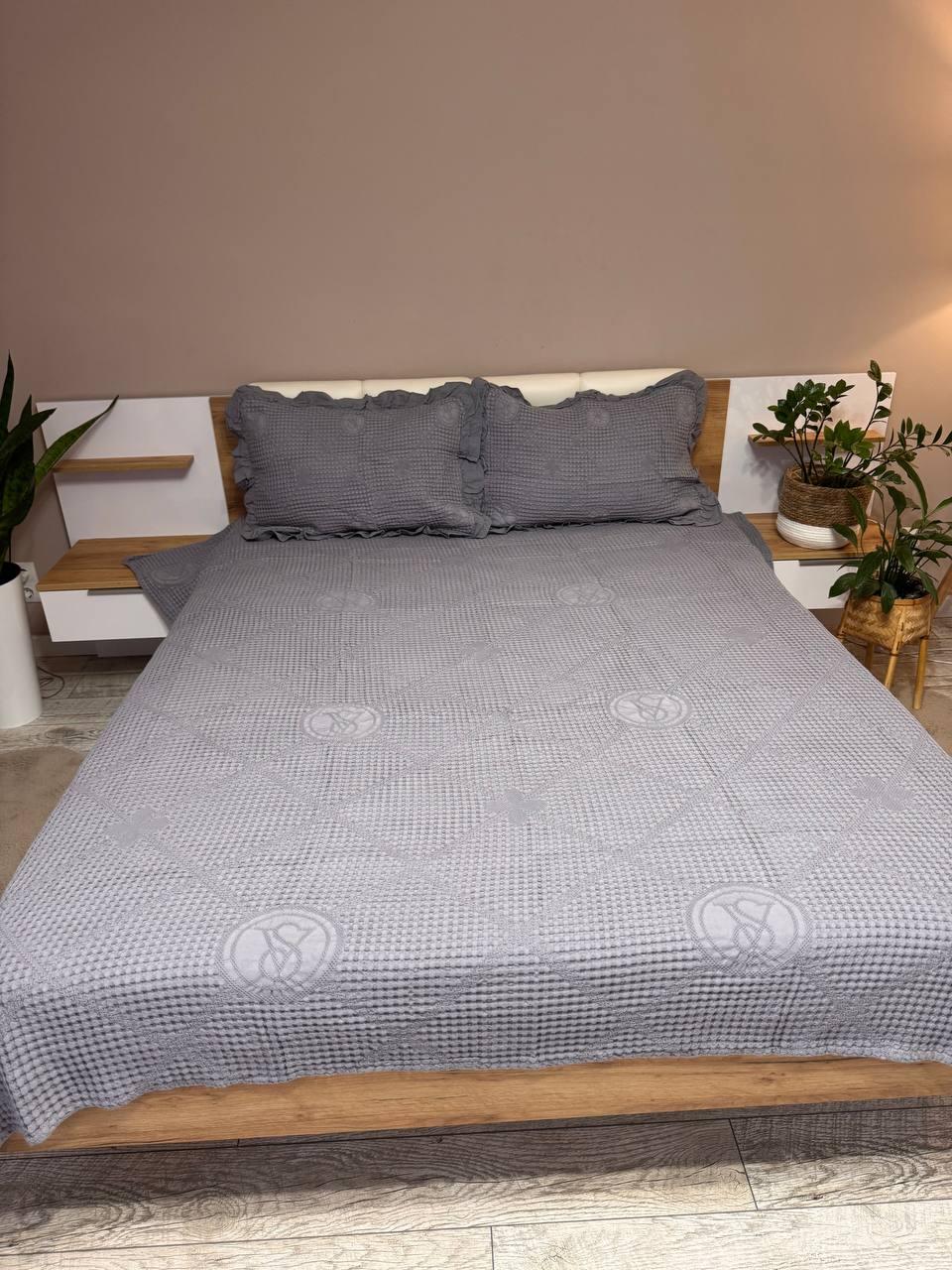 Комплект вафельный евро покрывало-простынь 200х230 см/наволочки с рюшами 2 шт. 50х70 см Графитовый (П4К-al-n-vaf-004) - фото 1 Комплект вафельный евро покрывало-простынь 200х230 см/наволочки с рюшами 2 шт. 50х70 см Графитовый (П4К-al-n-vaf-004) - фото 1