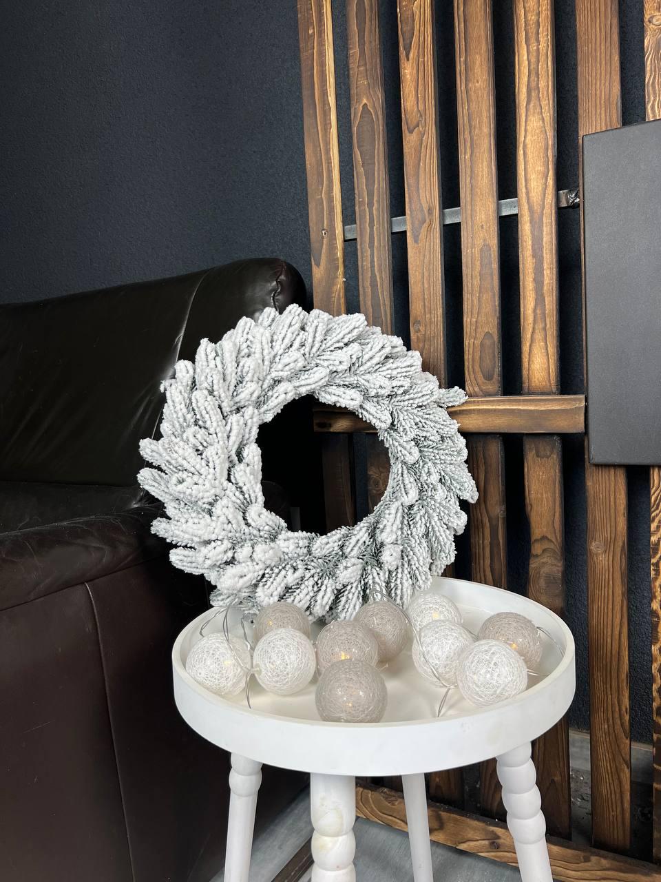 Новорічний засніжений вінок Роял зі штучної хвої 40 см Зелений (YA678609)