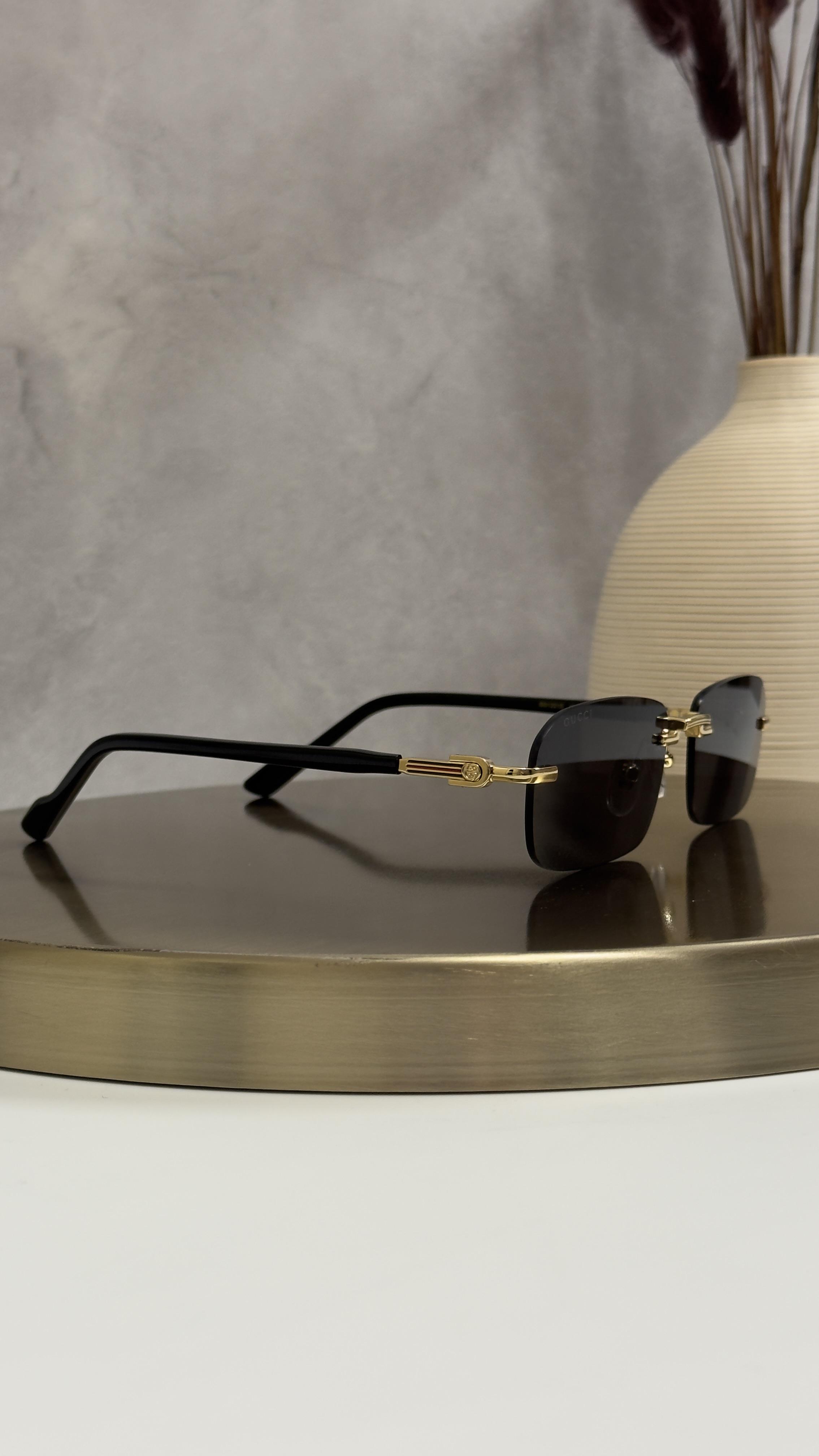 Солнцезащитные очки Gucci GG1221S 001 безободочные черная прямоугольная линза Золотой/Черный