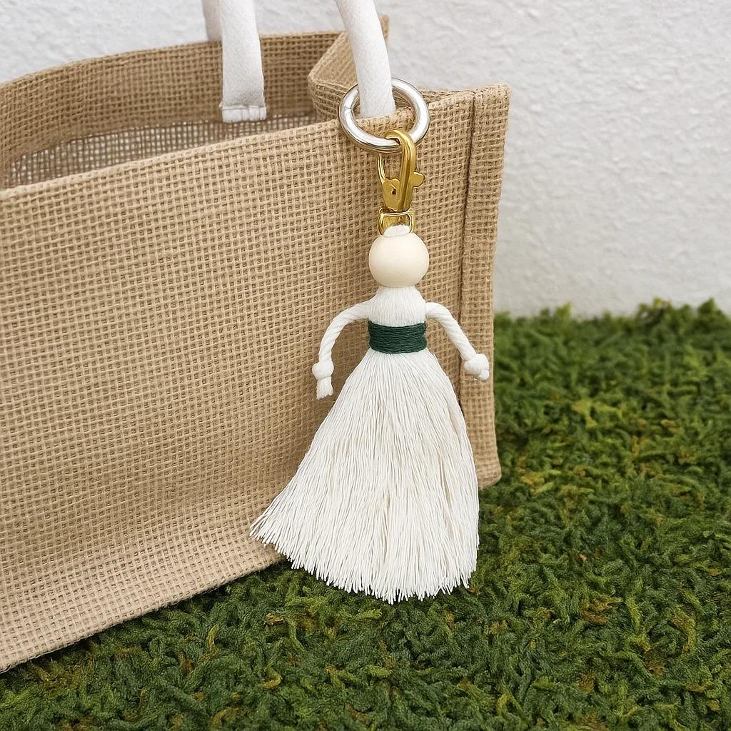Набор макраме для рукоделия и творчества для ручной вязки и плетения брелока Куколка для ключей и аксессуаров Белый с темно-зеленым