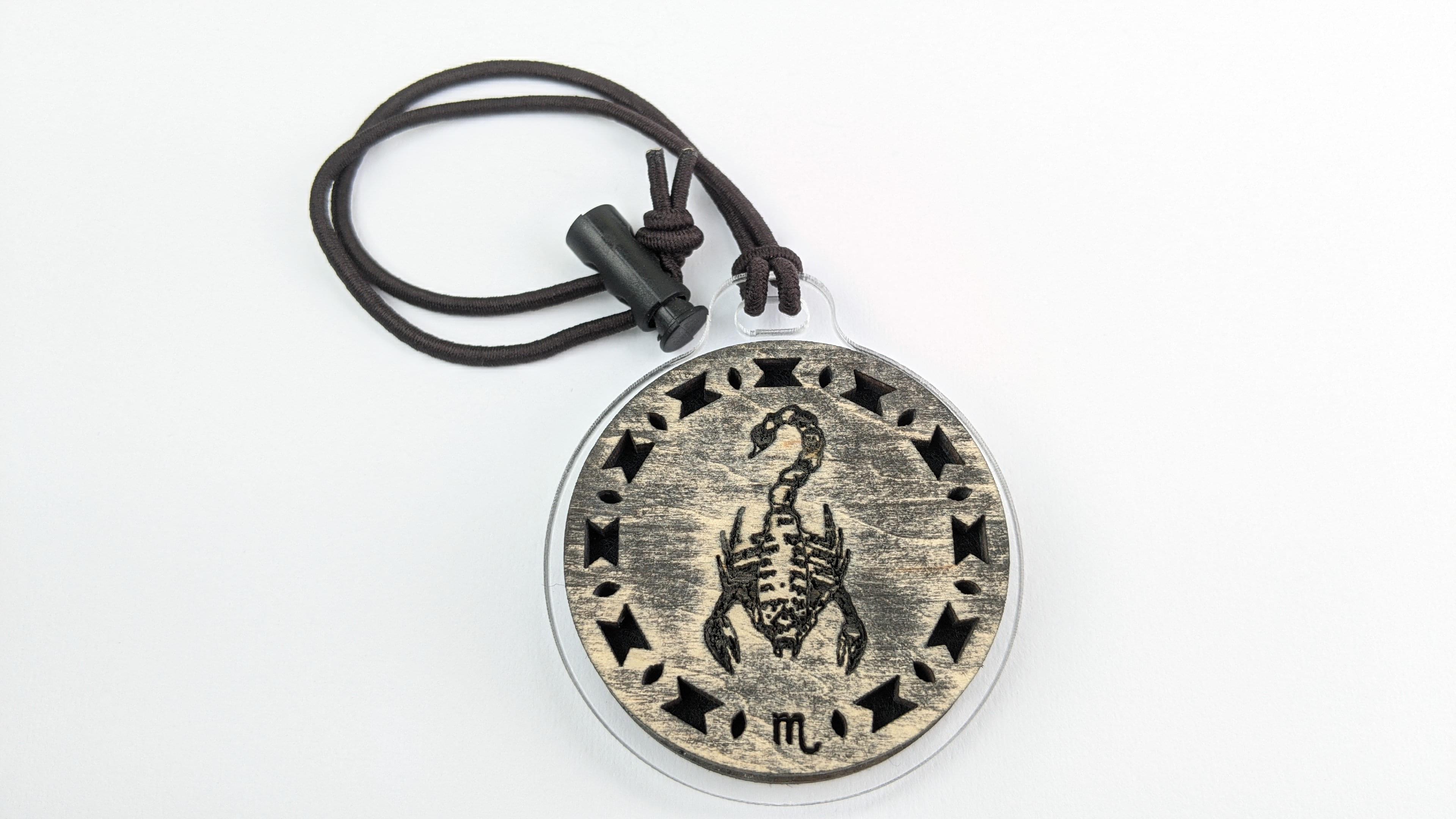 Ароматизатор в авто из натурального дерева Скорпион/Vanilla (7443731)