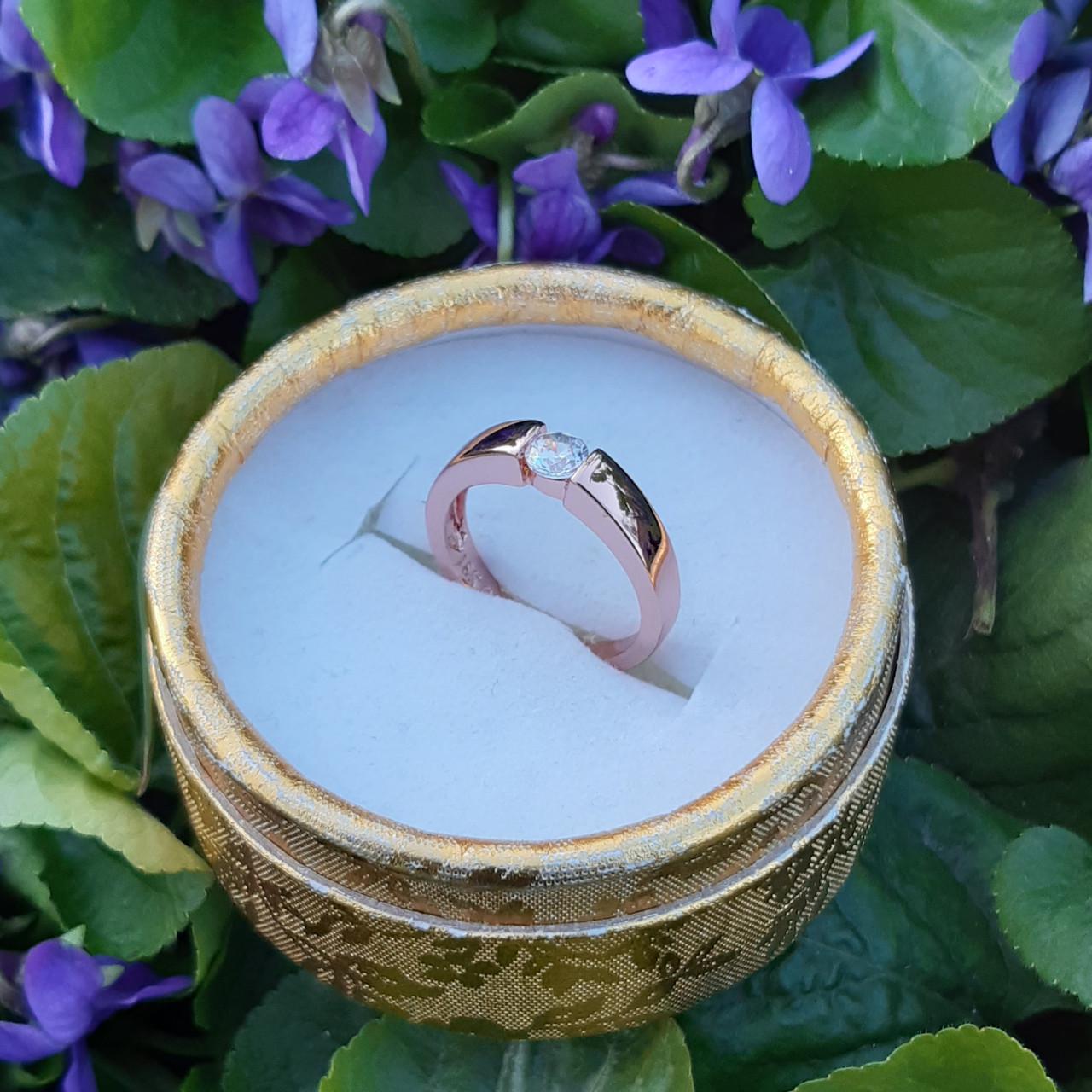 Каблучка класика з витонченим цирконом ювелірний сплав циркони Золотистий (498478696)