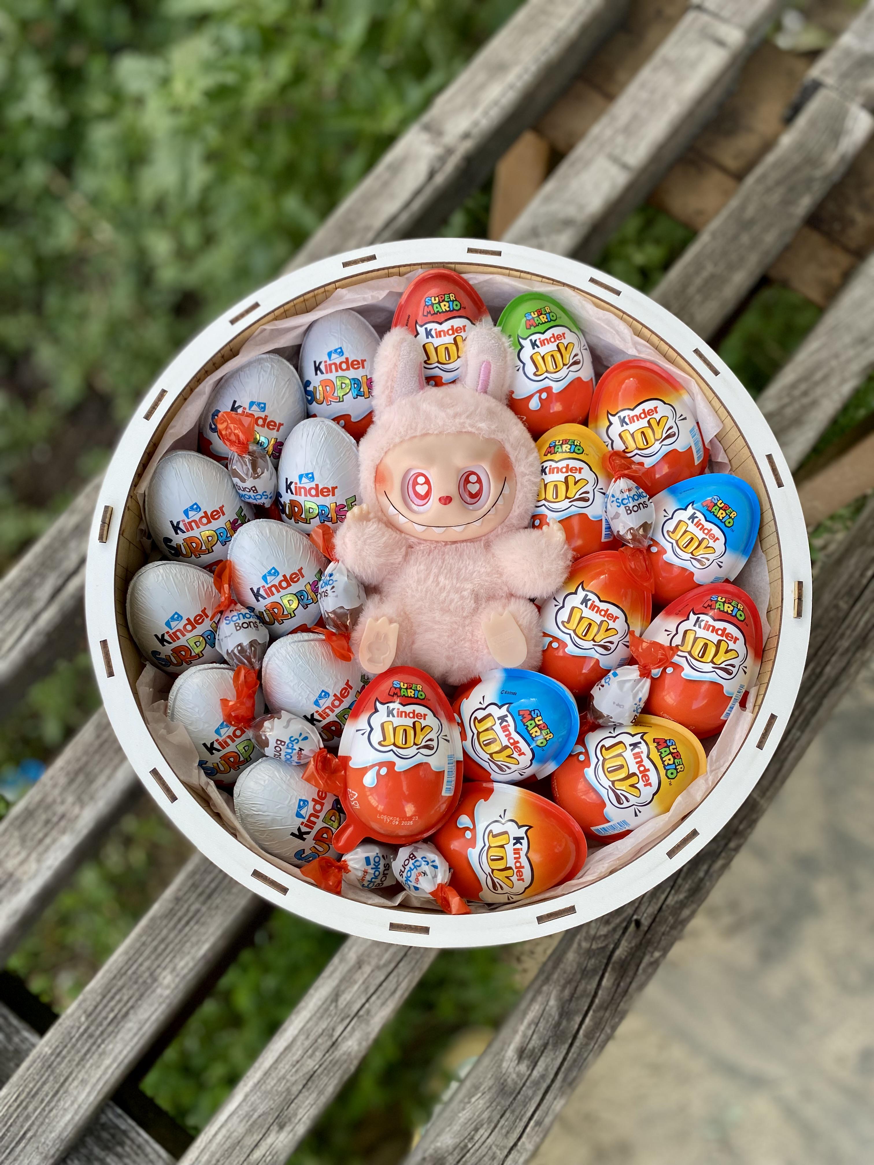 Подарочный бокс Ohmybuket с Kinder сюрпризами и игрушкой Labubu ø 30 см (OMB-38)