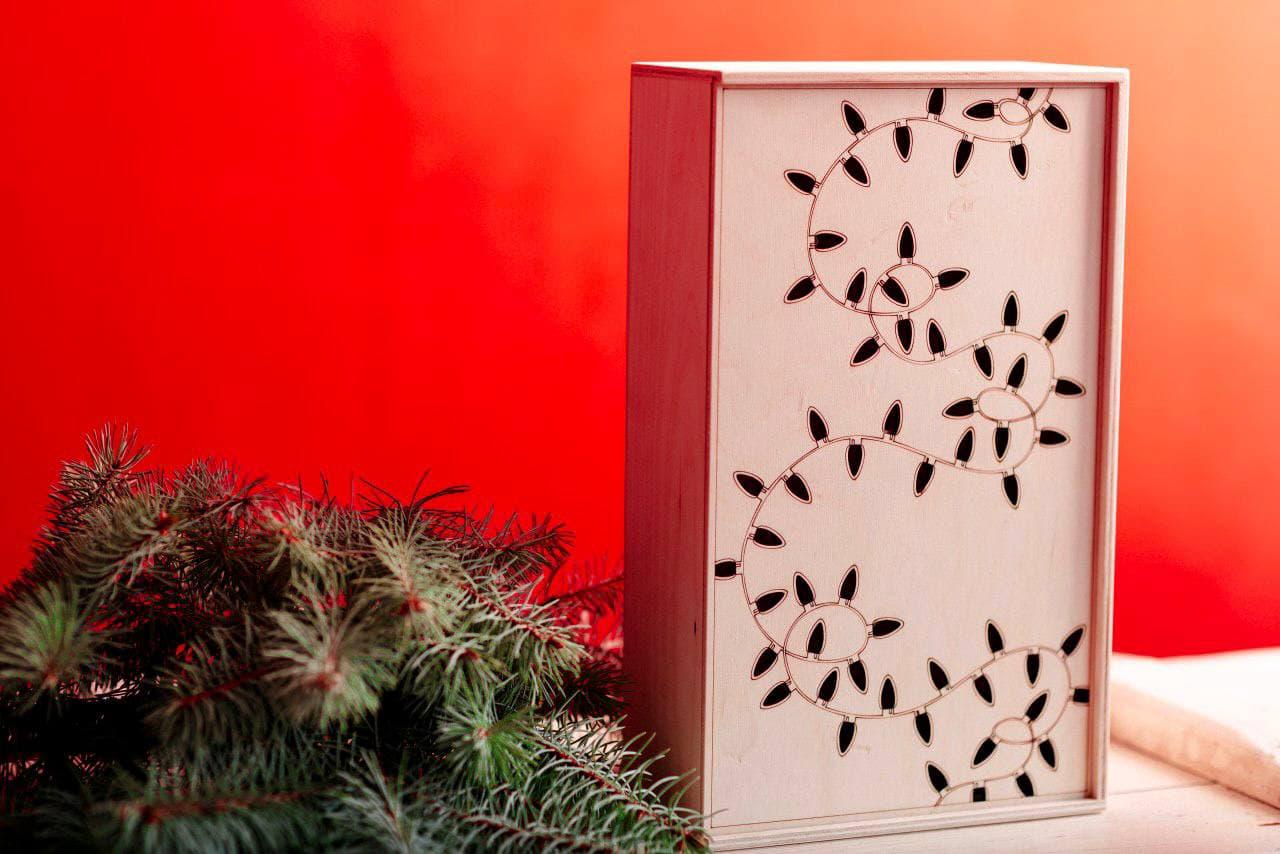 Подарочная коробка Зробив Тато Праздничные огоньки неокрашенная (BOX2004) - фото 4 Подарочная коробка Зробив Тато Праздничные огоньки неокрашенная (BOX2004) - фото 4